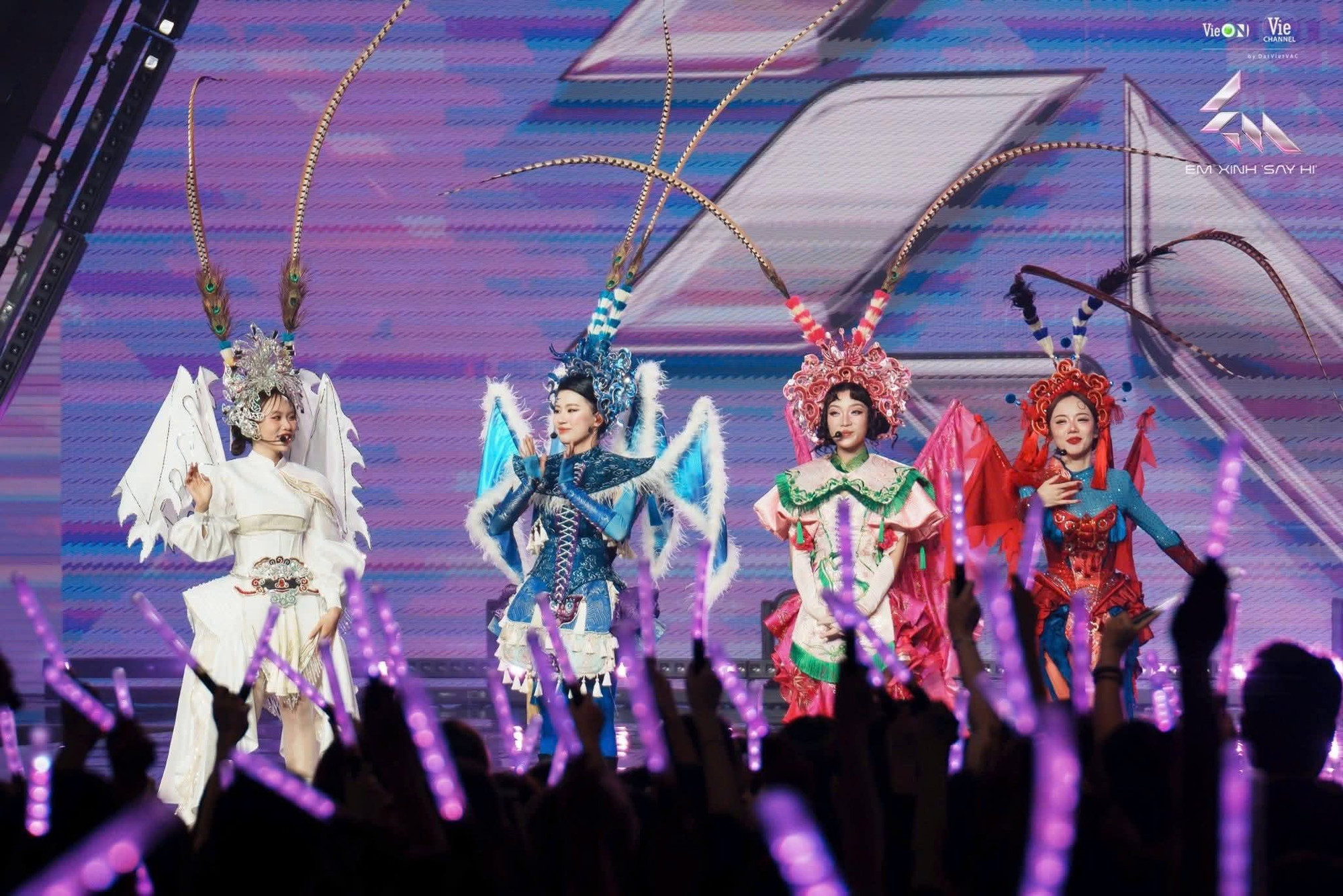 Biệt đội đứng sau những bộ cánh ấn tượng nhất Live stage 2 Em Xinh Say Hi  | Báo điện tử Tiền Phong