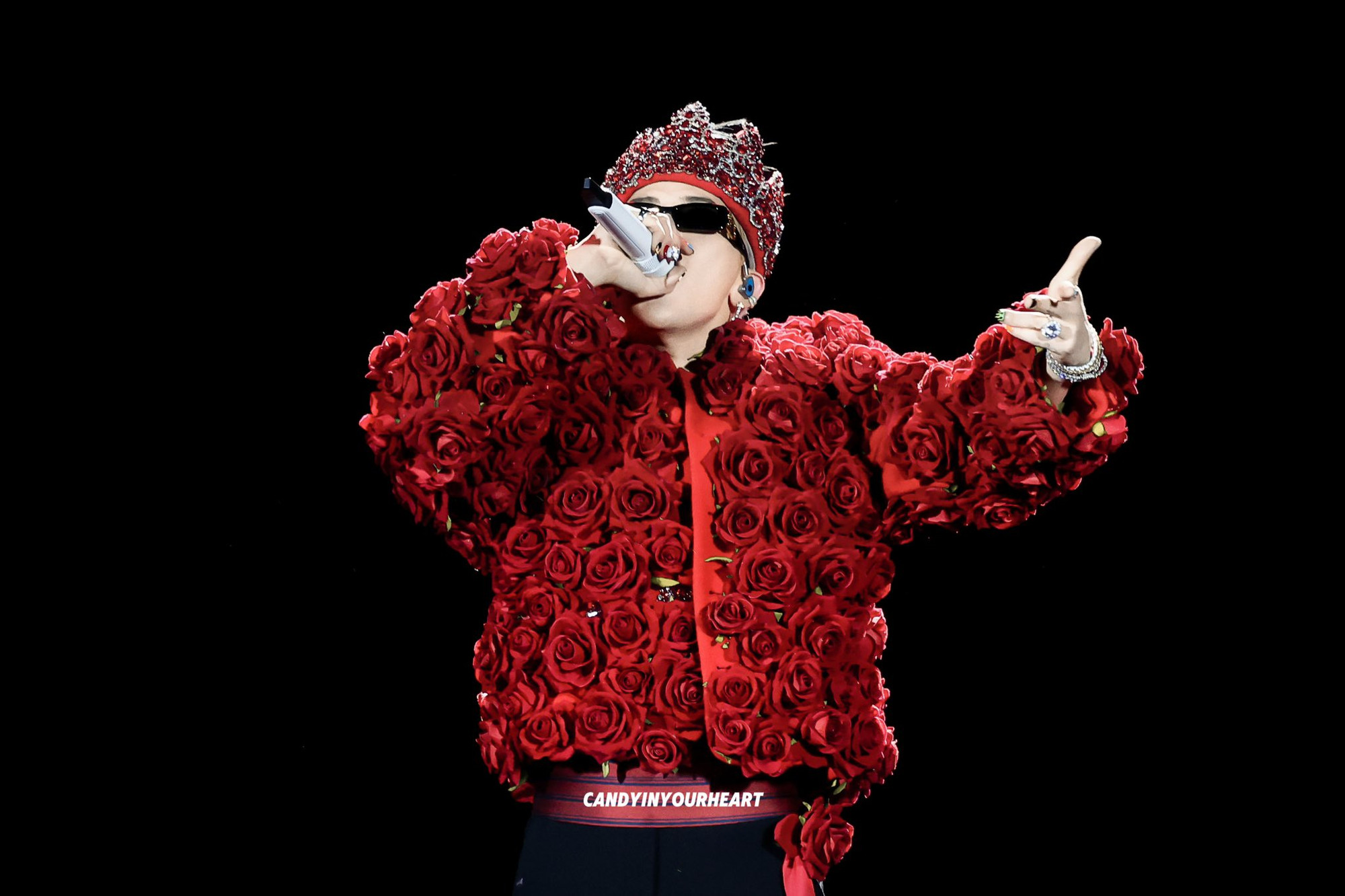 G-DRAGON: Biểu Tượng Thời Trang Đổi Mới Trong Từng Chi Tiết Trang Sức 15 G-DRAGON: Biểu Tượng Thời Trang Đổi Mới Trong Từng Chi Tiết Trang Sức