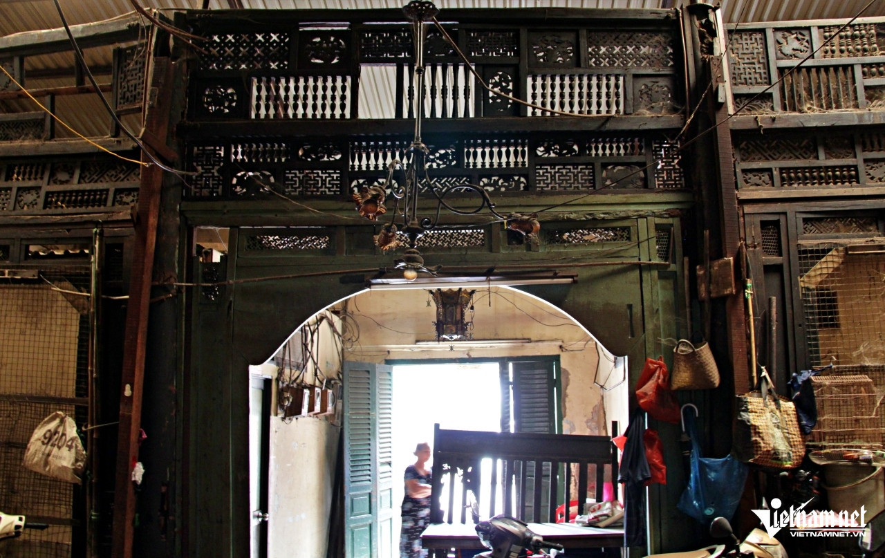 Tuy nhiên, nhiều vách gỗ trong ngôi nhà cổ có dấu hiệu xuống cấp, gia chủ phải gia cố bằng cách chống thêm cột gỗ bên ngoài. Ảnh: Hà Nguyễn Tuy nhiên, nhiều vách gỗ trong ngôi nhà cổ có dấu hiệu xuống cấp, gia chủ phải gia cố bằng cách chống thêm cột gỗ bên ngoài. Ảnh: Hà Nguyễn