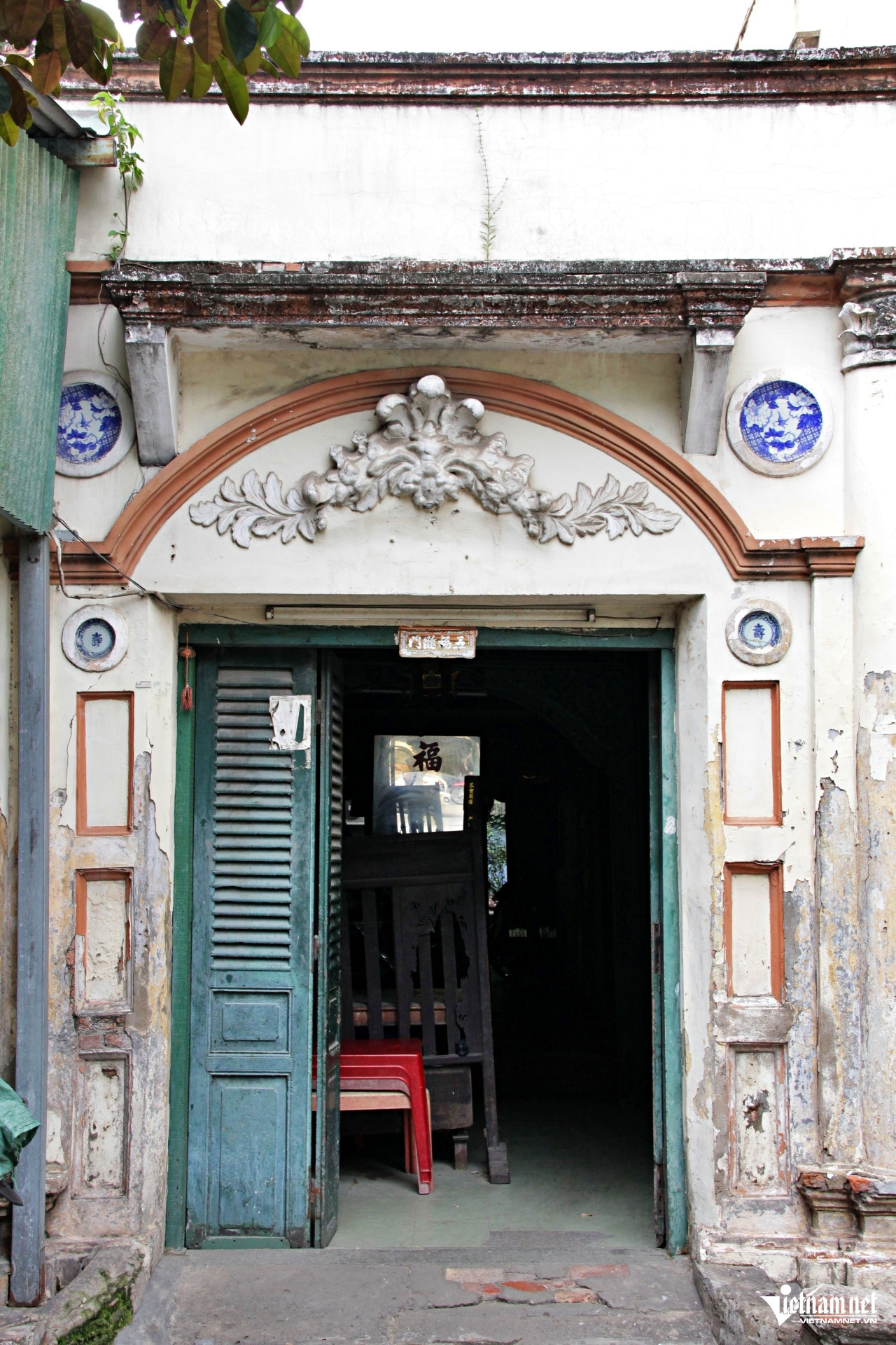 Cửa trước, cửa sổ căn nhà được trang trí bằng hoa văn đắp nổi đẹp mắt. Ảnh: Hà Nguyễn Cửa trước, cửa sổ căn nhà được trang trí bằng hoa văn đắp nổi đẹp mắt. Ảnh: Hà Nguyễn