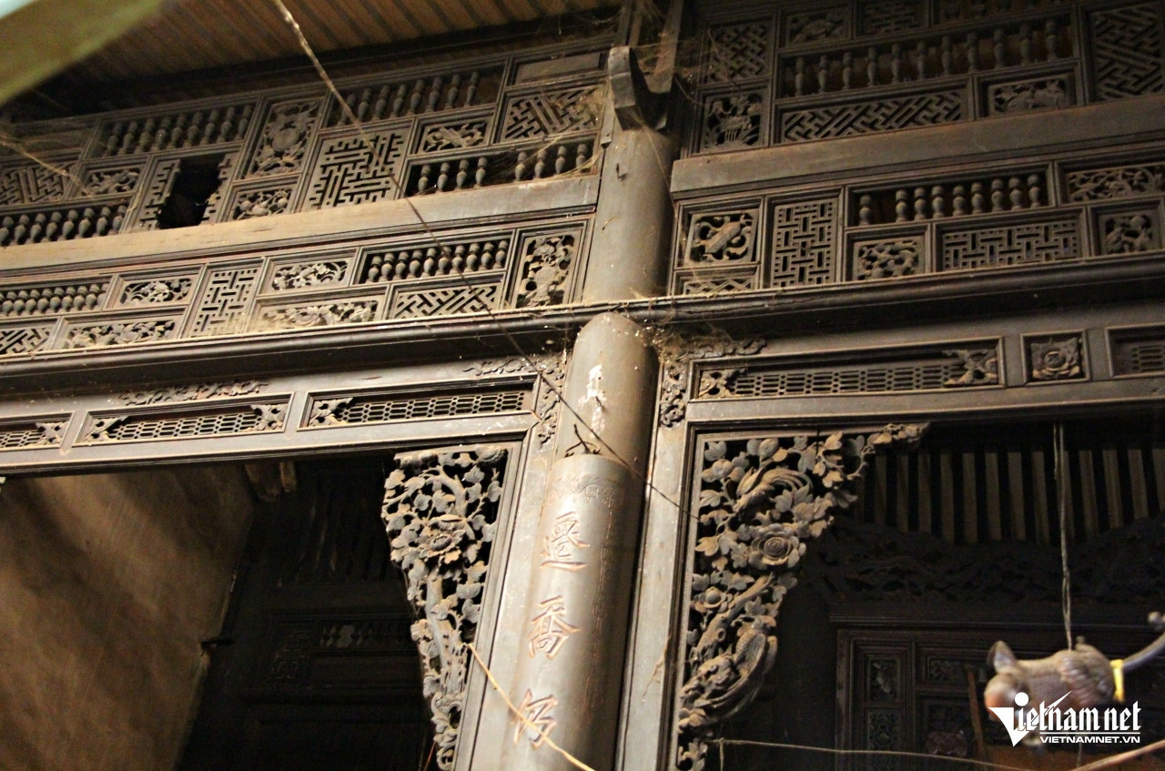 Bên trên hệ thống cột gỗ còn chắc chắn, lên nước đen bóng là những bức vách chạm lộng tinh xảo. Ảnh: Hà Nguyễn. Bên trên hệ thống cột gỗ còn chắc chắn, lên nước đen bóng là những bức vách chạm lộng tinh xảo. Ảnh: Hà Nguyễn.