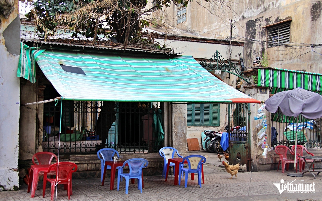 Hiện nay, ngôi nhà vẫn là chỗ ở của hơn 20 thành viên của một đại gia đình. Ảnh: Hà Nguyễn Hiện nay, ngôi nhà vẫn là chỗ ở của hơn 20 thành viên của một đại gia đình. Ảnh: Hà Nguyễn