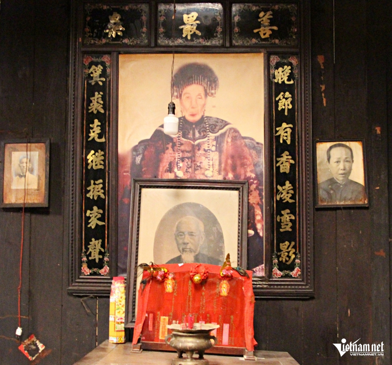 Tại tiền sảnh, ngôi nhà có gian thờ gia tiên và những người đã khuất. Ảnh: Hà Nguyễn Tại tiền sảnh, ngôi nhà có gian thờ gia tiên và những người đã khuất. Ảnh: Hà Nguyễn