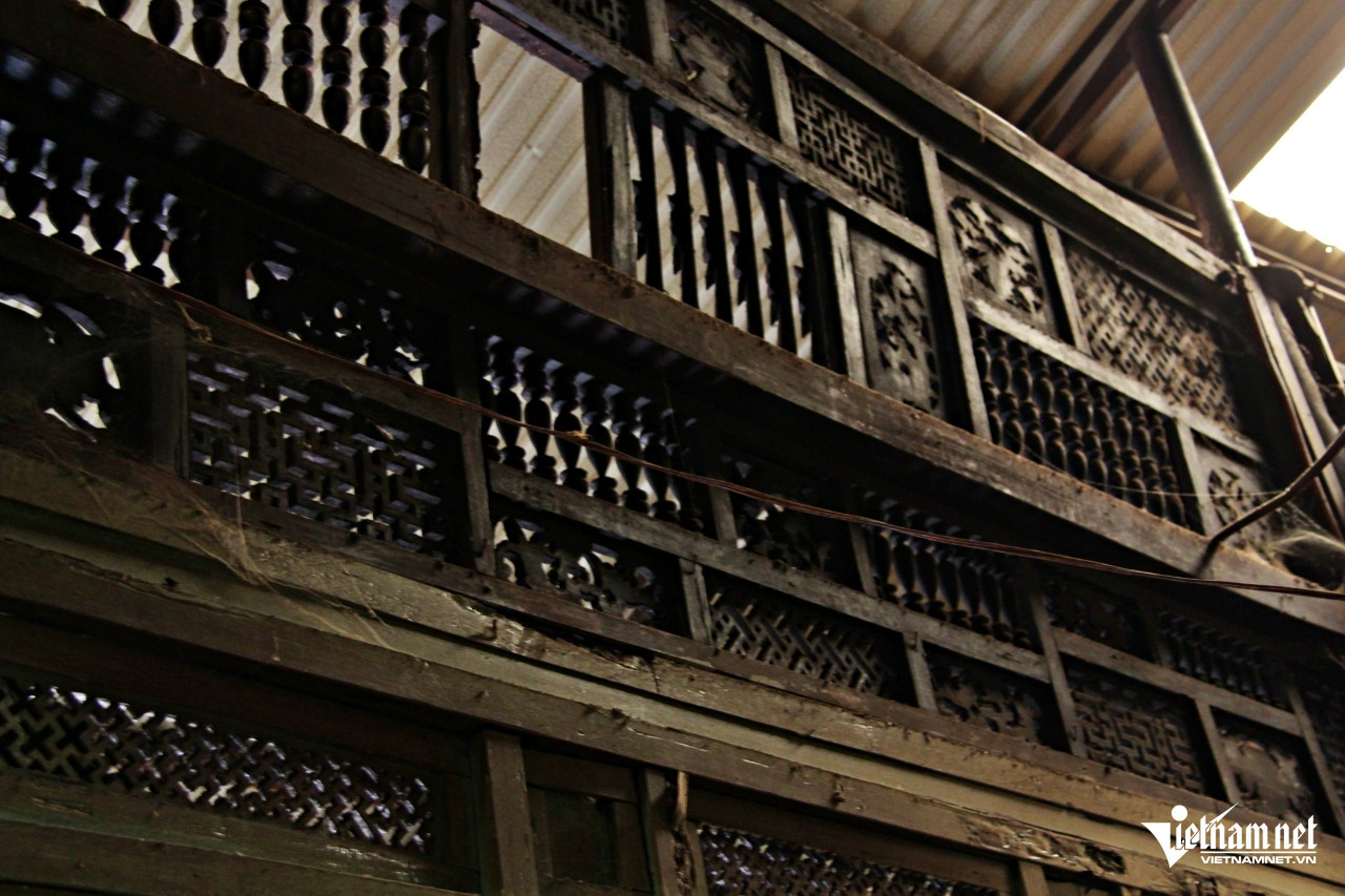 Các bức vách gỗ trong nhà đều được chạm lộng họa tiết tinh xảo, hài hòa. Ảnh: Hà Nguyễn Các bức vách gỗ trong nhà đều được chạm lộng họa tiết tinh xảo, hài hòa. Ảnh: Hà Nguyễn