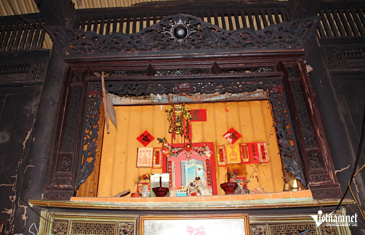 Tại tiền sảnh, ngôi nhà có gian thờ gia tiên và những người đã khuất. Ảnh: Hà Nguyễn Tại tiền sảnh, ngôi nhà có gian thờ gia tiên và những người đã khuất. Ảnh: Hà Nguyễn