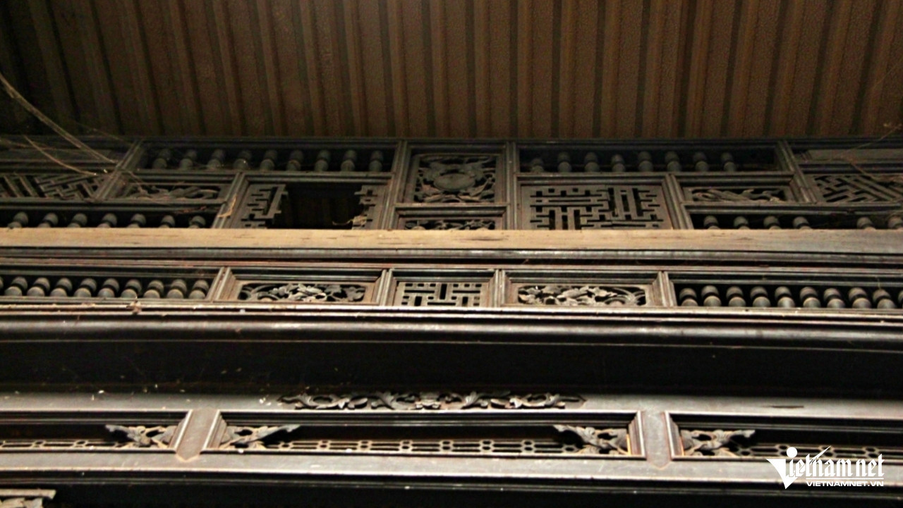 Các bức vách gỗ trong nhà đều được chạm lộng họa tiết tinh xảo, hài hòa. Ảnh: Hà Nguyễn Các bức vách gỗ trong nhà đều được chạm lộng họa tiết tinh xảo, hài hòa. Ảnh: Hà Nguyễn