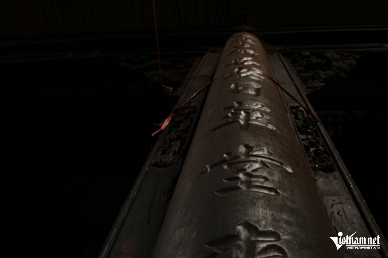 Bên trên hệ thống cột gỗ còn chắc chắn, lên nước đen bóng là những bức vách chạm lộng tinh xảo. Ảnh: Hà Nguyễn. Bên trên hệ thống cột gỗ còn chắc chắn, lên nước đen bóng là những bức vách chạm lộng tinh xảo. Ảnh: Hà Nguyễn.