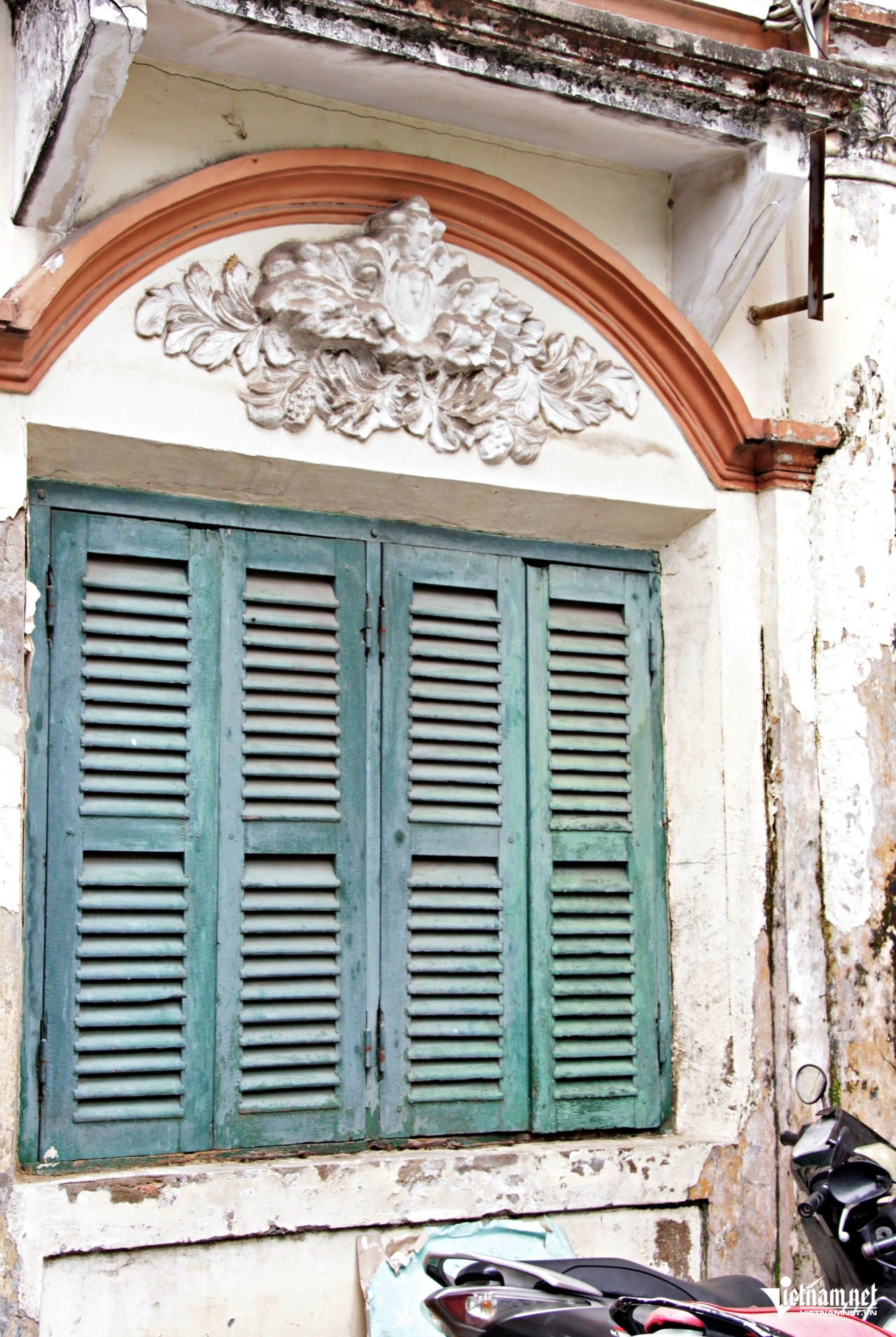 Cửa trước, cửa sổ căn nhà được trang trí bằng hoa văn đắp nổi đẹp mắt. Ảnh: Hà Nguyễn Cửa trước, cửa sổ căn nhà được trang trí bằng hoa văn đắp nổi đẹp mắt. Ảnh: Hà Nguyễn