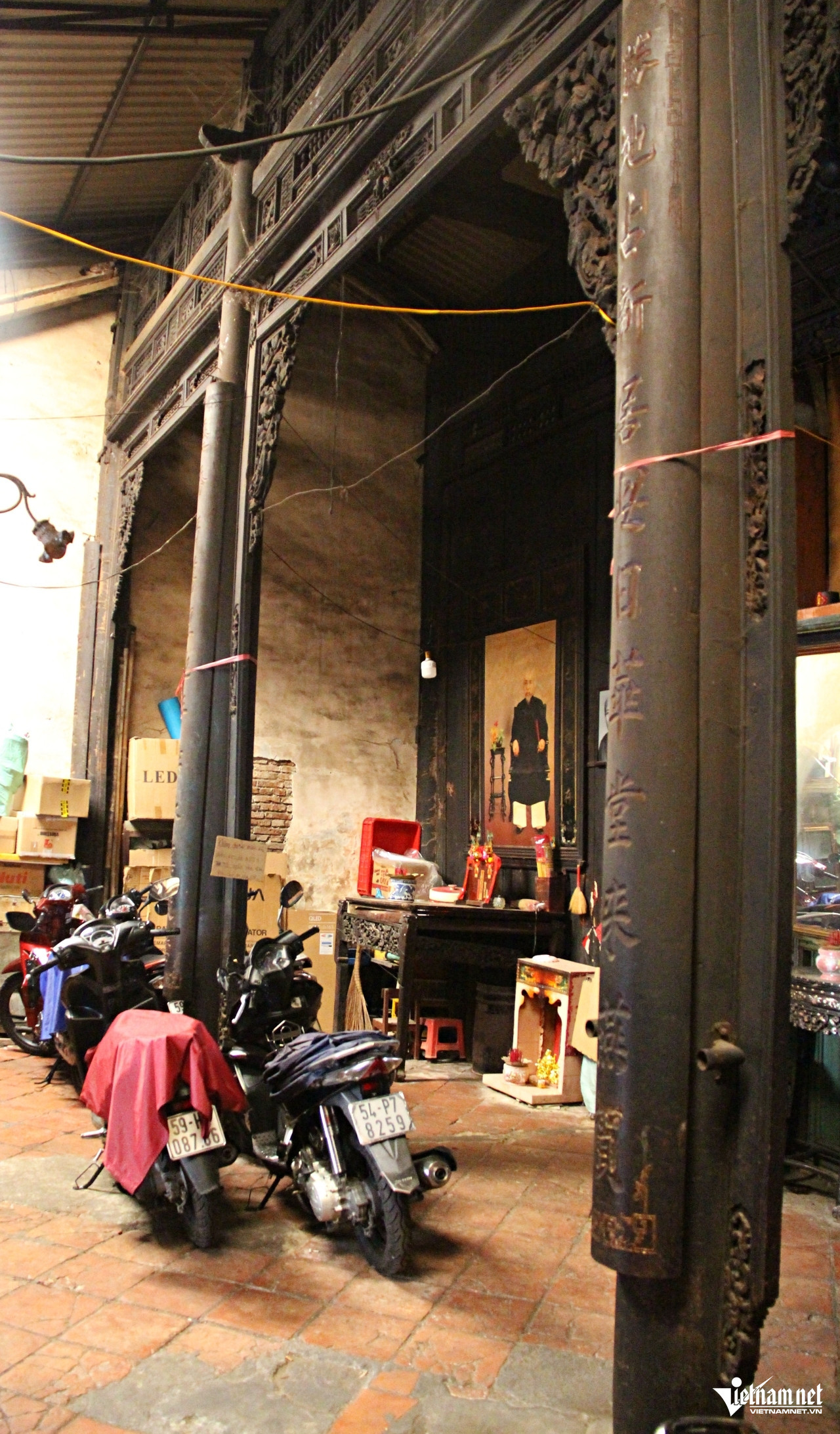 Bên trên hệ thống cột gỗ còn chắc chắn, lên nước đen bóng là những bức vách chạm lộng tinh xảo. Ảnh: Hà Nguyễn. Bên trên hệ thống cột gỗ còn chắc chắn, lên nước đen bóng là những bức vách chạm lộng tinh xảo. Ảnh: Hà Nguyễn.