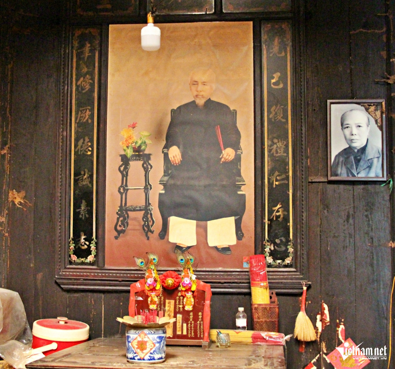 Tại tiền sảnh, ngôi nhà có gian thờ gia tiên và những người đã khuất. Ảnh: Hà Nguyễn Tại tiền sảnh, ngôi nhà có gian thờ gia tiên và những người đã khuất. Ảnh: Hà Nguyễn