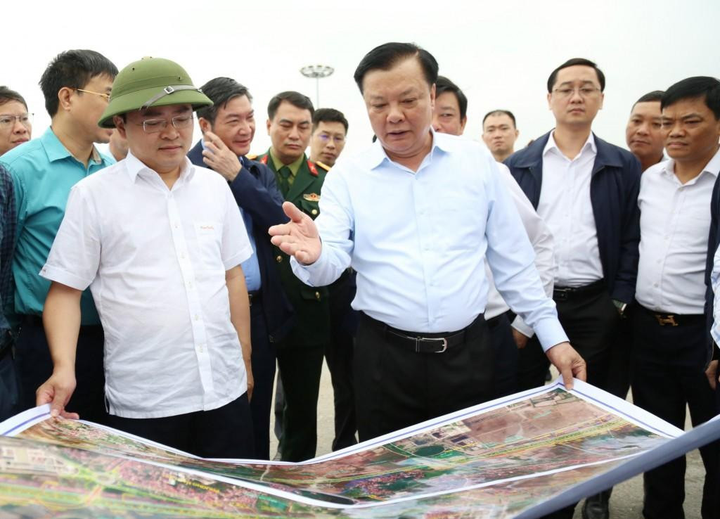 Liên tiếp trong 2 ngày 24, 25/11/2022, Bí thư Thành uỷ Hà Nội Đinh Tiến Dũng - Trưởng Ban chỉ đạo đầu tư xây dựng dự án đường Vành đai 4 – Vùng Thủ đô Hà Nội đi thị sát, đốc thúc tiến độ thực hiện dự án Vành đai 4 tại một số huyện trên địa bàn Hà Nội, tại một số vị trí ở hai tỉnh Hưng Yên, Bắc Ninh. Ảnh: PV Liên tiếp trong 2 ngày 24, 25/11/2022, Bí thư Thành uỷ Hà Nội Đinh Tiến Dũng - Trưởng Ban chỉ đạo đầu tư xây dựng dự án đường Vành đai 4 – Vùng Thủ đô Hà Nội đi thị sát, đốc thúc tiến độ thực hiện dự án Vành đai 4 tại một số huyện trên địa bàn Hà Nội, tại một số vị trí ở hai tỉnh Hưng Yên, Bắc Ninh. Ảnh: PV