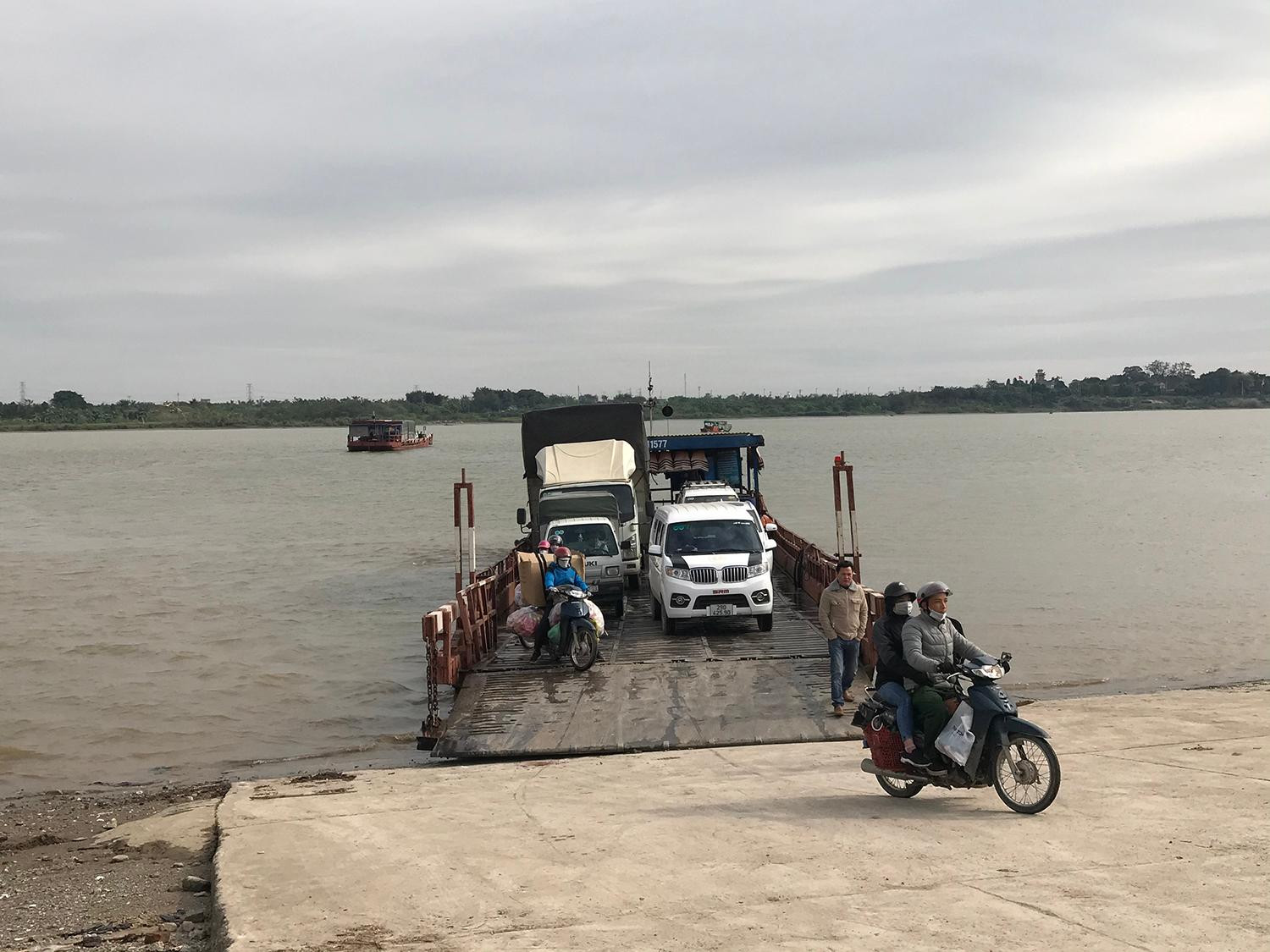 Khi đường Vành đai 4 hoàn thành với cây cầu vượt sông Hồng nối với Hưng Yên, sẽ không còn các tuyến đò, phà ngang sông như hiện nay. Ảnh: Trường Phong Khi đường Vành đai 4 hoàn thành với cây cầu vượt sông Hồng nối với Hưng Yên, sẽ không còn các tuyến đò, phà ngang sông như hiện nay. Ảnh: Trường Phong