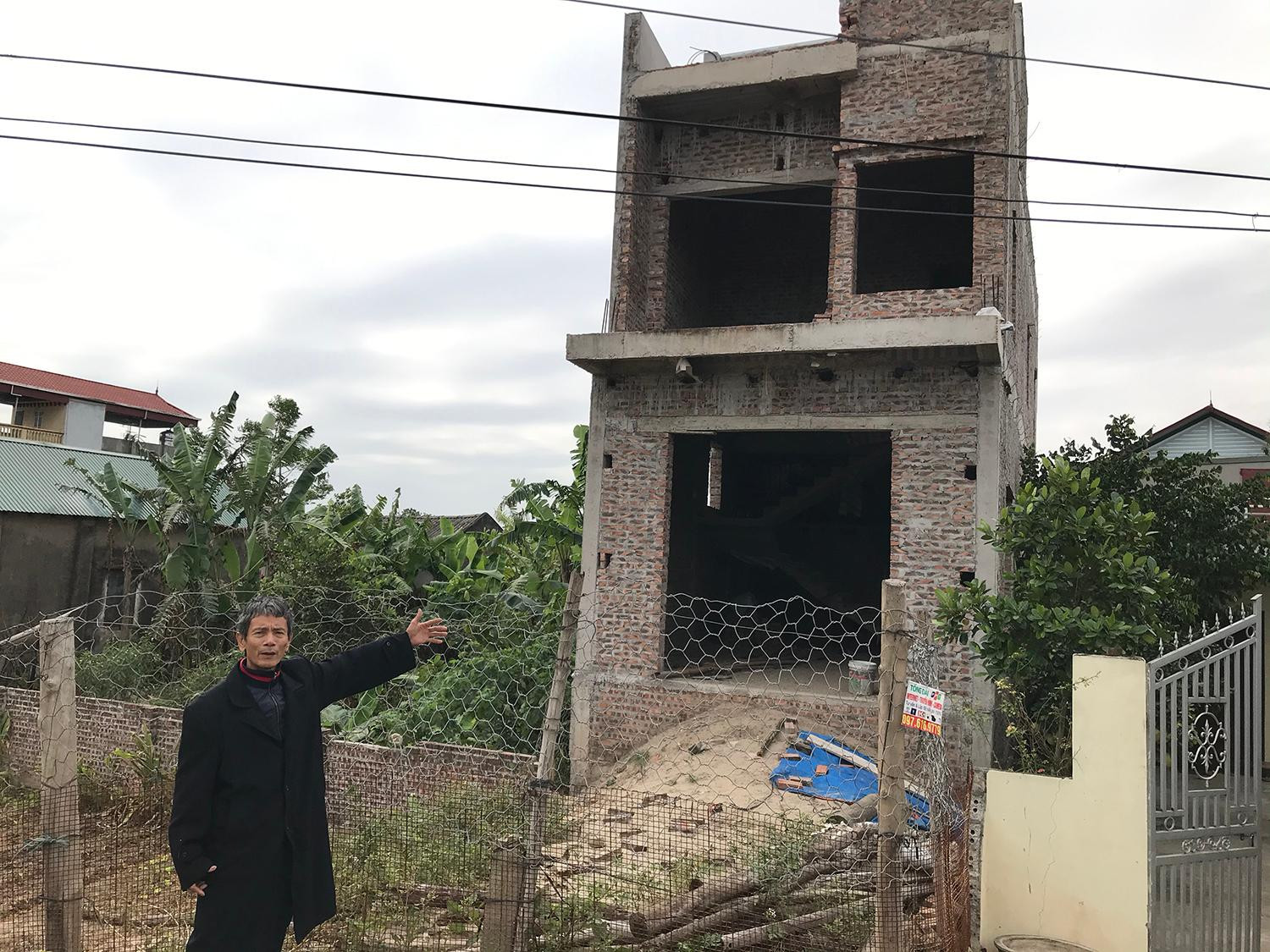 Gia đình ông Hà Sĩ Hải dừng thi công căn nhà đang xây vì không muốn sau này nhà nước phải mất thêm tiền đền bù giải phóng mặt bằng. Ảnh: Trường Phong Gia đình ông Hà Sĩ Hải dừng thi công căn nhà đang xây vì không muốn sau này nhà nước phải mất thêm tiền đền bù giải phóng mặt bằng. Ảnh: Trường Phong