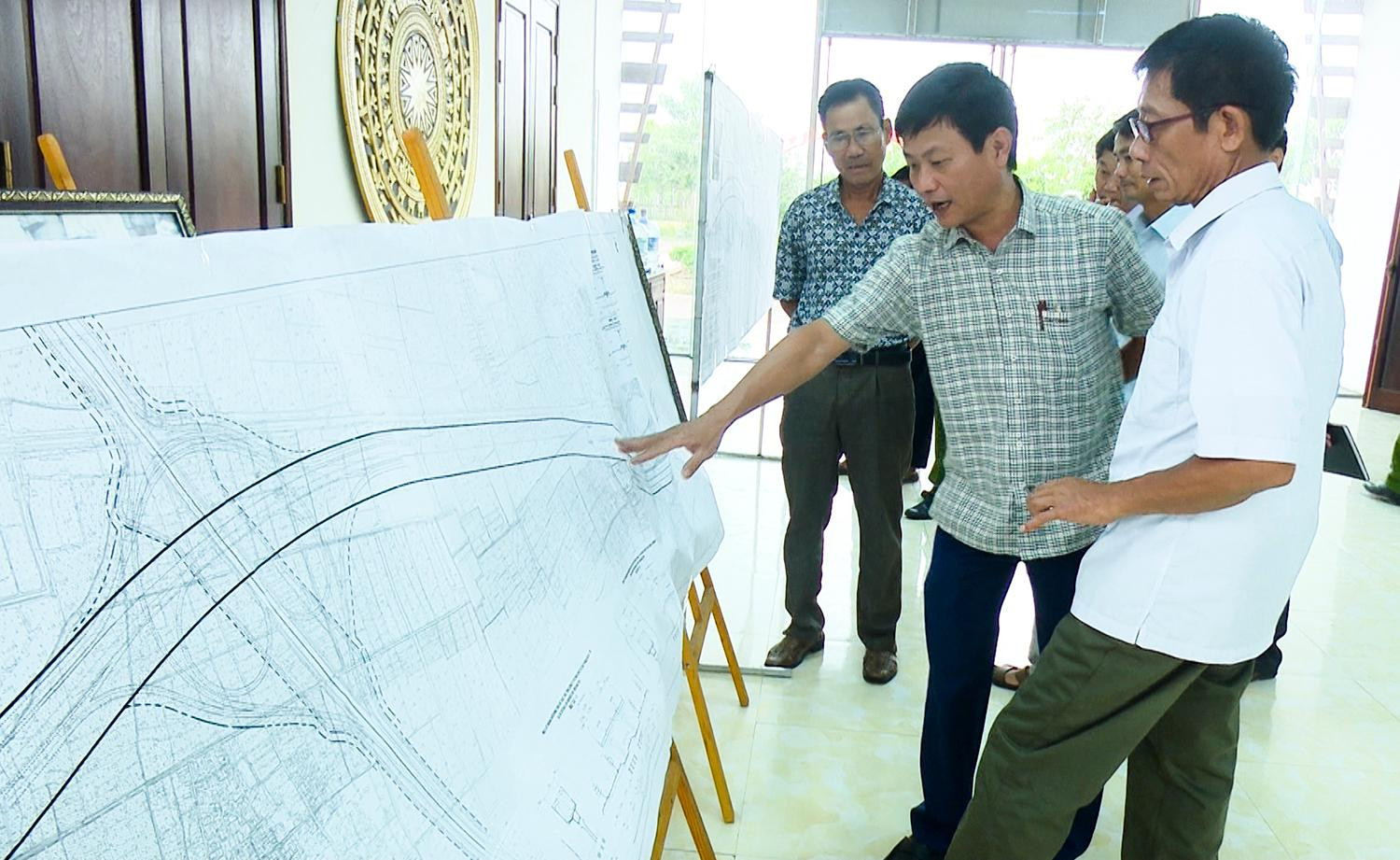 Ảnh 1: Ông Nguyễn Tiến Minh, Thành uỷ viên, Bí thư Huyện uỷ Thường Tín phát biểu chỉ đạo tại hội nghị triển khai nhiệm vụ giải phóng mặt bằng đường Vành đai 4. Ảnh 2: Công khai Bản đồ quy hoạch đường Vành đai 4 tại xã Hồng Vân (Nguồn: Cổng TTĐT huyện Thường Tín) Ảnh 1: Ông Nguyễn Tiến Minh, Thành uỷ viên, Bí thư Huyện uỷ Thường Tín phát biểu chỉ đạo tại hội nghị triển khai nhiệm vụ giải phóng mặt bằng đường Vành đai 4. Ảnh 2: Công khai Bản đồ quy hoạch đường Vành đai 4 tại xã Hồng Vân (Nguồn: Cổng TTĐT huyện Thường Tín)