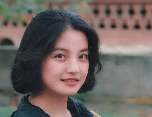 Khác với Phạm Băng Băng, Triệu Vy ưa thích kiểu tóc ngắn ngang vai đầy cá tính.