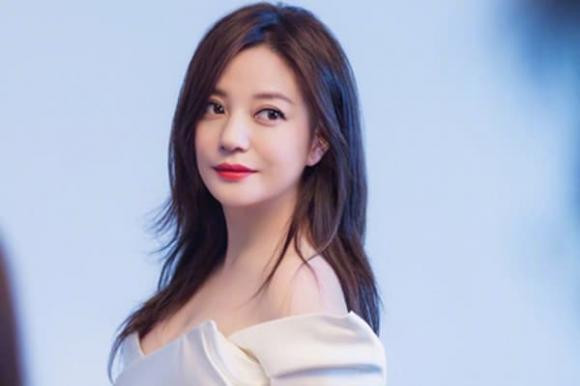 Ở tuổi ngoài 40, Triệu Vy dần chuyển sang vai trò nhà sản xuất phim và tạo được không ít dấu ấn. Tuy nhiên, cô cũng gặp phải không ít scandal tình ái và những ồn ào trong chuyện kinh doanh. Hiện Triệu Vy bị cho là đã ly hôn chồng đại gia và đang có mối quan hệ tình cảm với tình trẻ kém 8 tuổi.