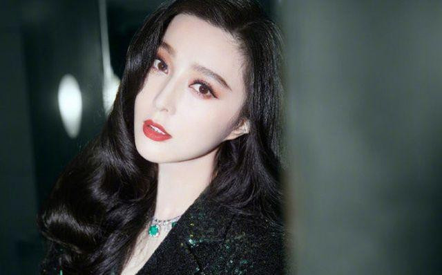 Là một trong những "tường thành nhan sắc" của C biz nhưng sự nghiệp của ngôi sao phim Võ Mỵ Nương cũng nhiều phen đứng trước bờ vực thẳm. Sau khi vướng vào lùm xùm trốn thuế với số tiền hàng trăm triệu USD năm 2018, Phạm Băng Băng vẫn đang loay hoay lấy lại chỗ đứng trong làng giải trí Trung Quốc.