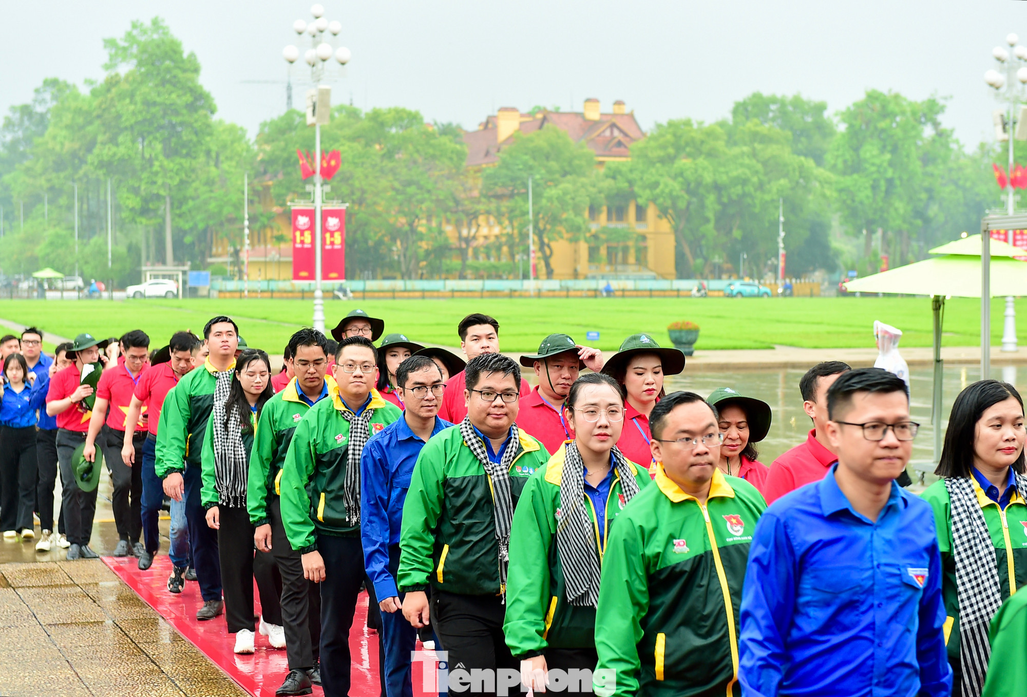 Các đại biểu tham gia Hành trình vào lăng viếng Chủ tịch Hồ Chí Minh. Ảnh: XUÂN TÙNG Các đại biểu tham gia Hành trình vào lăng viếng Chủ tịch Hồ Chí Minh. Ảnh: XUÂN TÙNG