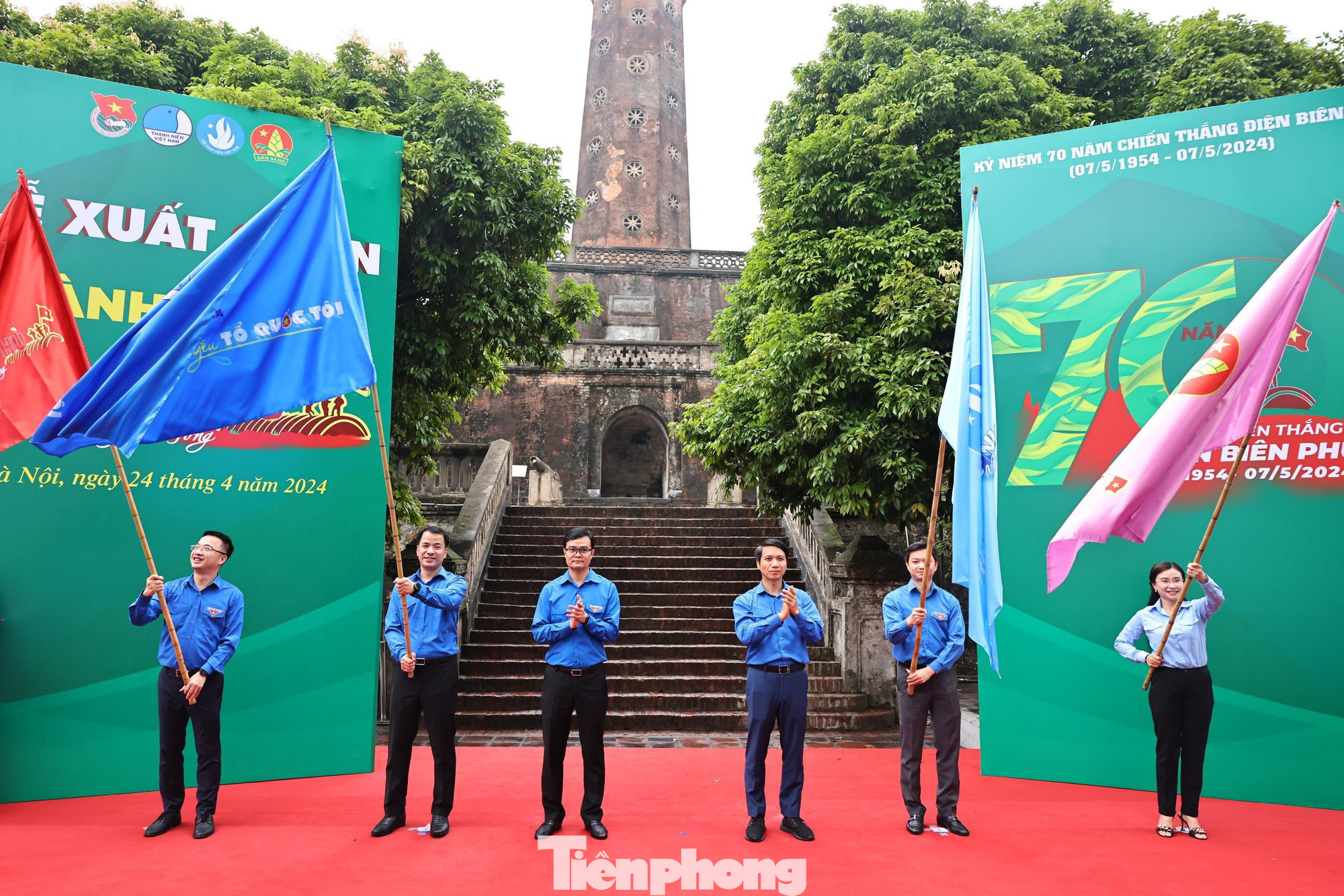 Anh Bùi Quang Huy - Uỷ viên dự khuyết T.Ư Đảng, Bí thư thứ nhất T.Ư Đoàn trao Cờ lệnh xuất quân các đoàn hành trình. Ảnh: XUÂN TÙNG Anh Bùi Quang Huy - Uỷ viên dự khuyết T.Ư Đảng, Bí thư thứ nhất T.Ư Đoàn trao Cờ lệnh xuất quân các đoàn hành trình. Ảnh: XUÂN TÙNG