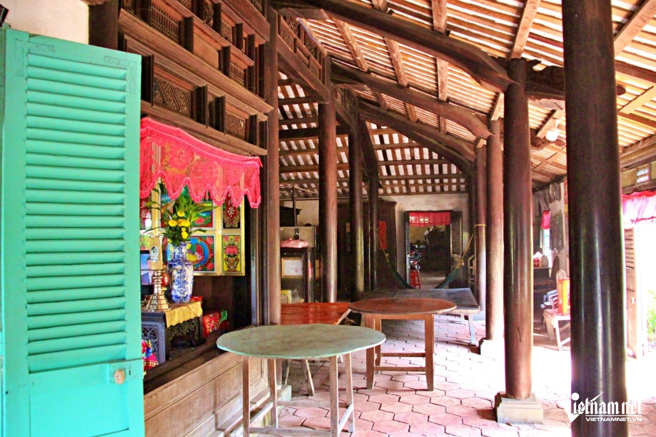 Bên trong, ngôi nhà có đến 120 cây cột với 68 cột tròn, 52 cột vuông. Ảnh: Hà Nguyễn Bên trong, ngôi nhà có đến 120 cây cột với 68 cột tròn, 52 cột vuông. Ảnh: Hà Nguyễn