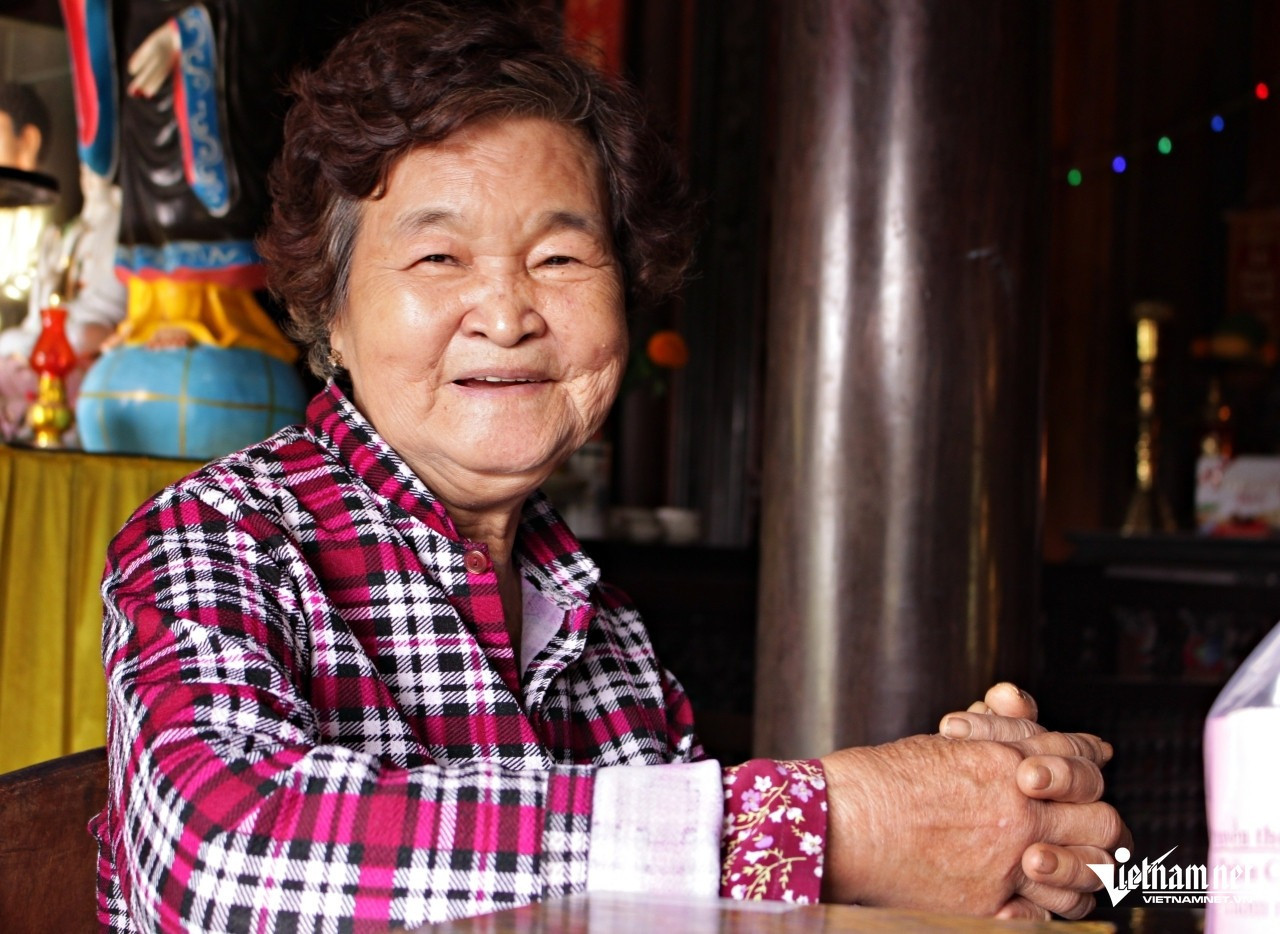 Bà cho biết, dù ngày xưa hay ngày nay, không khí Tết ở nhà trăm cột lúc nào cũng đông vui, náo nhiệt. Ảnh: Hà Nguyễn Bà cho biết, dù ngày xưa hay ngày nay, không khí Tết ở nhà trăm cột lúc nào cũng đông vui, náo nhiệt. Ảnh: Hà Nguyễn