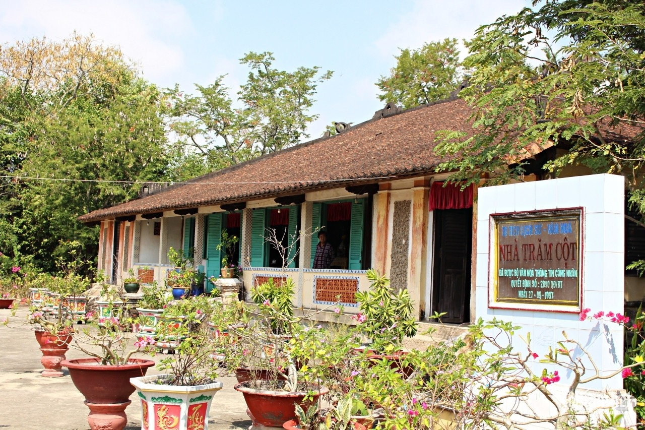 Từ tháng Chạp, bà Ngỏ đã chăm những chậu cây cảnh trước sân nhà và thăm nom mỗi ngày để chuẩn bị đón Tết. Ảnh: Hà Nguyễn Từ tháng Chạp, bà Ngỏ đã chăm những chậu cây cảnh trước sân nhà và thăm nom mỗi ngày để chuẩn bị đón Tết. Ảnh: Hà Nguyễn