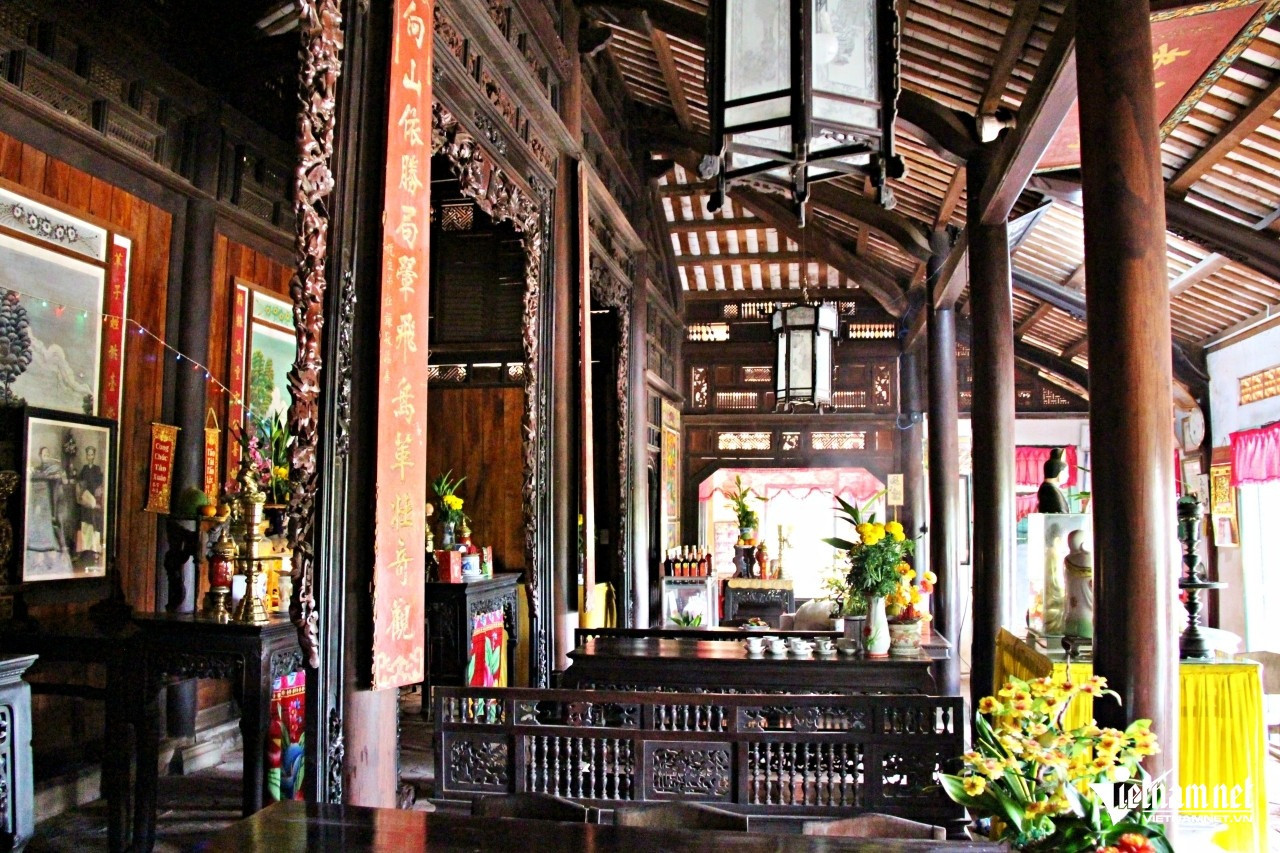 Bên trong, ngôi nhà có đến 120 cây cột với 68 cột tròn, 52 cột vuông. Ảnh: Hà Nguyễn Bên trong, ngôi nhà có đến 120 cây cột với 68 cột tròn, 52 cột vuông. Ảnh: Hà Nguyễn