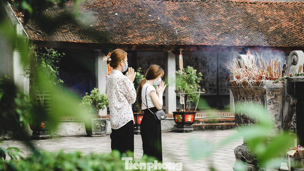 Người dân vái vọng trước ban tại Chùa Láng. Người dân vái vọng trước ban tại Chùa Láng.