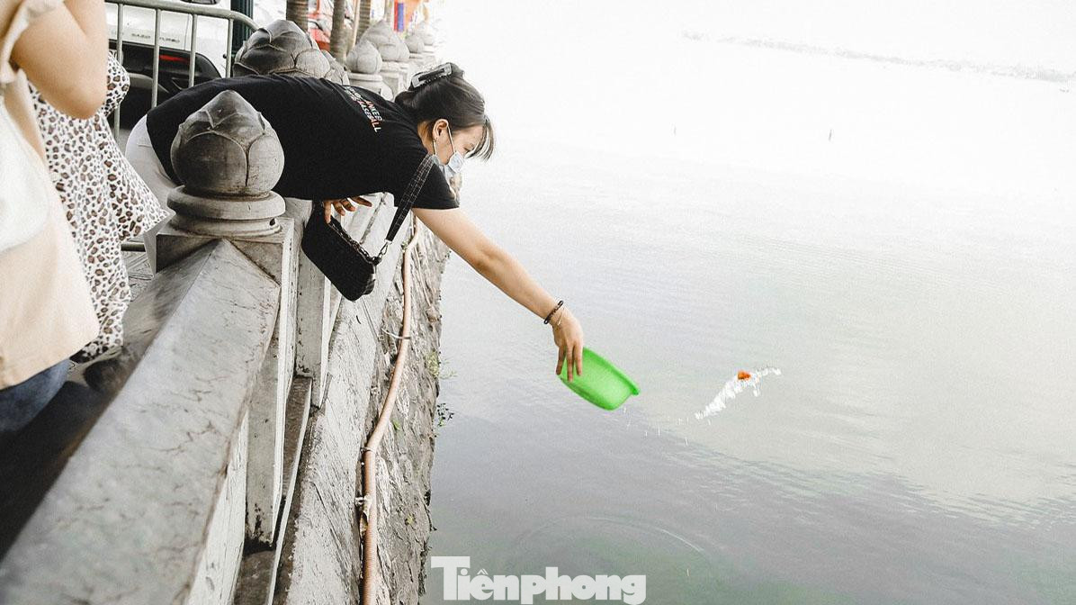 Nhiều người dân làm lễ phóng sinh ngay trước cổng đền. Nhiều người dân làm lễ phóng sinh ngay trước cổng đền.