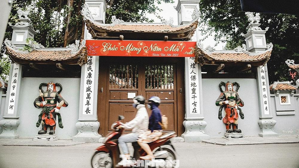 Theo ghi nhận của PV Tiền Phong sáng ngày 12/5 (sáng mùng 1) người dân vẫn đổ về một số di tích trên địa bàn Hà Nội để lễ chùa. Tuy nhiên do dịch bệnh COVID-19 diễn biến phức tạp, nhiều điểm danh lam thắng cảnh đồng loạt treo biển đóng cửa, tạm dừng hoạt động người dân phải chấp nhận đứng vái vọng ở ngoài. Theo ghi nhận của PV Tiền Phong sáng ngày 12/5 (sáng mùng 1) người dân vẫn đổ về một số di tích trên địa bàn Hà Nội để lễ chùa. Tuy nhiên do dịch bệnh COVID-19 diễn biến phức tạp, nhiều điểm danh lam thắng cảnh đồng loạt treo biển đóng cửa, tạm dừng hoạt động người dân phải chấp nhận đứng vái vọng ở ngoài.