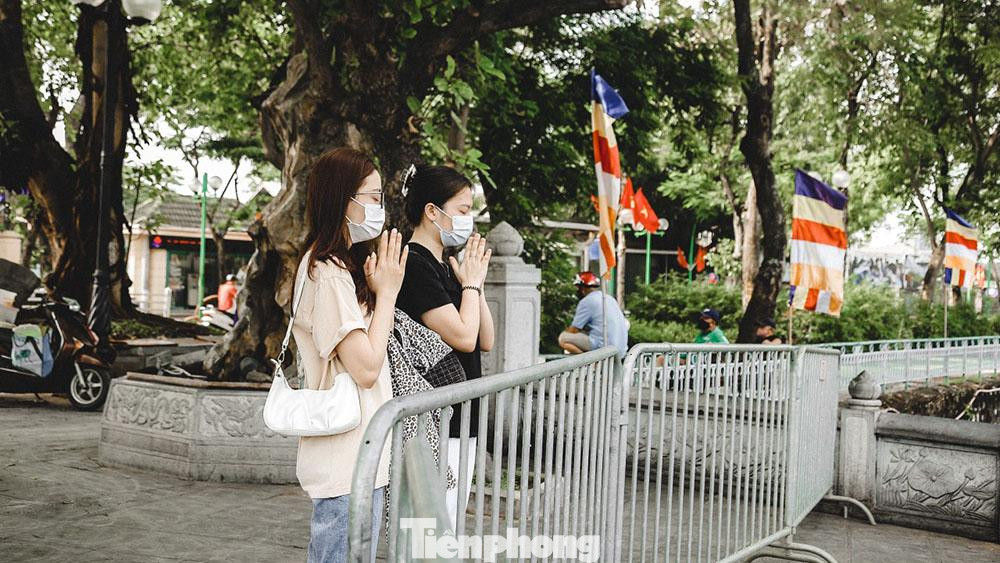 Nhiều người dân cố tiến sát tại thanh chắn để được lễ gần chùa hơn. Nhiều người dân cố tiến sát tại thanh chắn để được lễ gần chùa hơn.