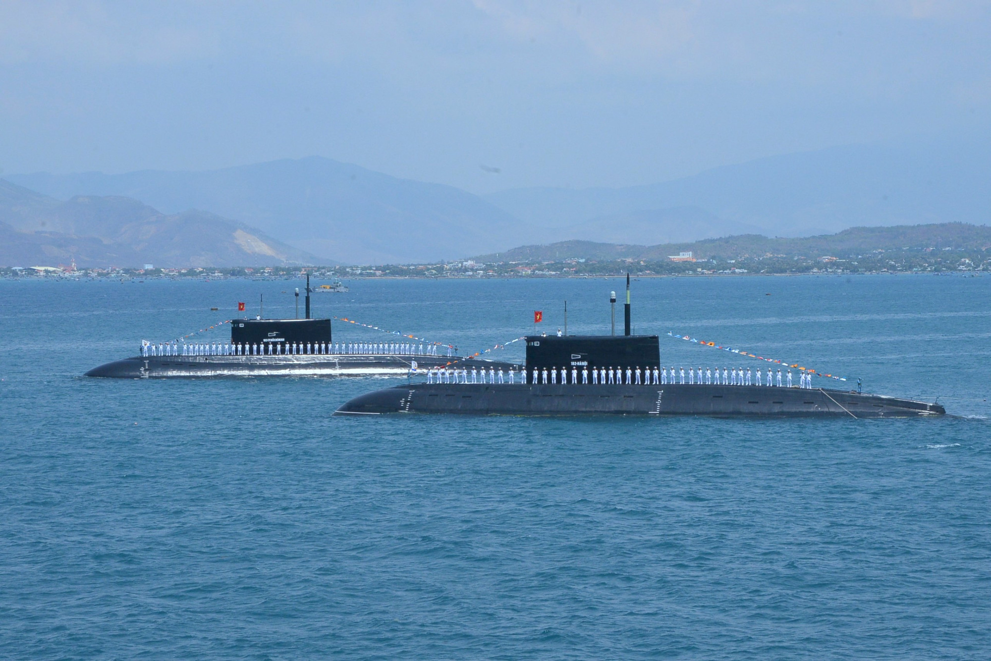 Hai tàu ngầm 182 - Hà Nội và 183 - TPHCM tham gia duyệt đội hình tàu ngầm trong Lễ kỷ niệm 60 năm thành lập Hải quân nhân dân Việt Nam (tháng 5/2015)