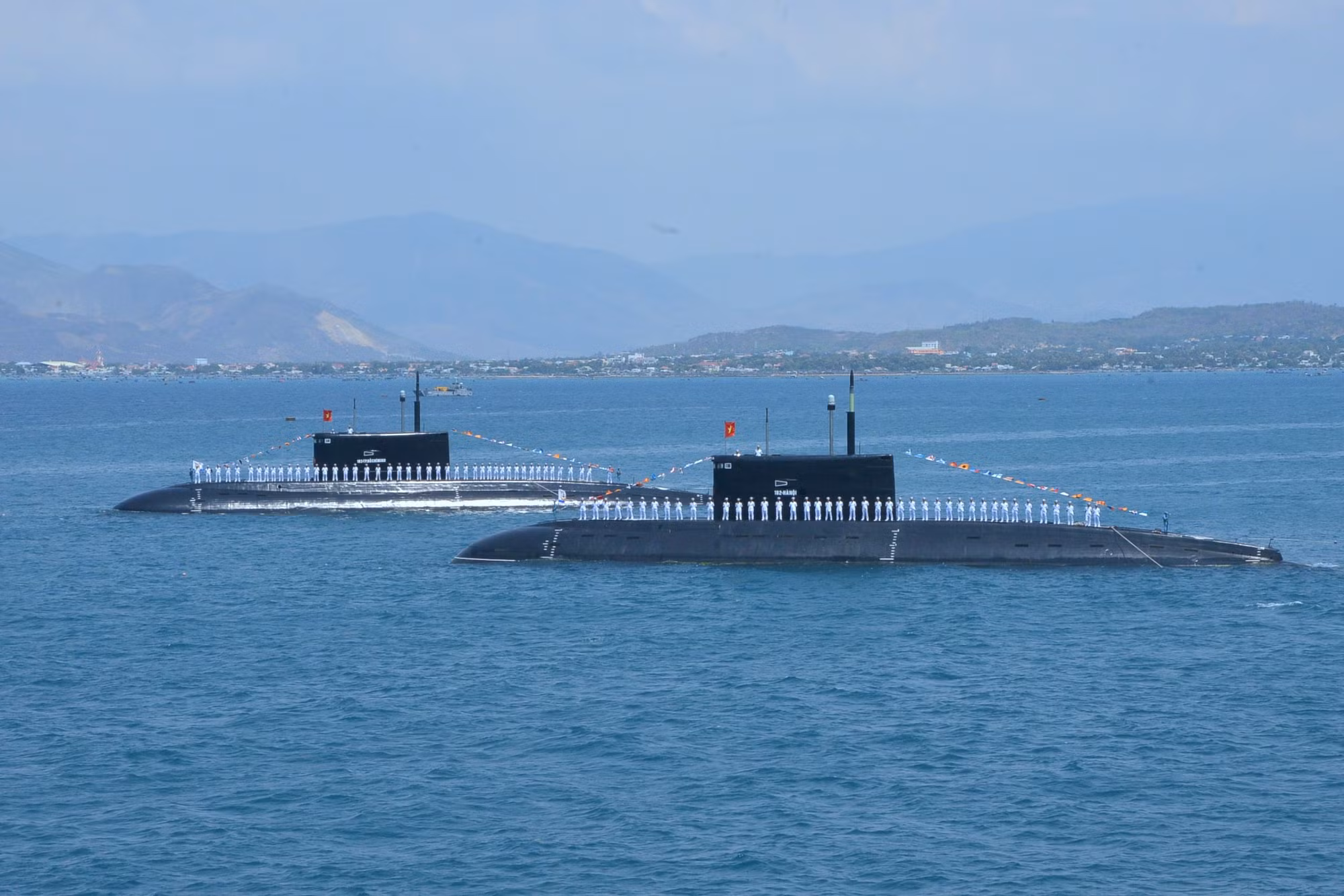 Hai tàu ngầm 182 - Hà Nội và 183 - TPHCM tham gia duyệt đội hình tàu ngầm trong Lễ kỷ niệm 60 năm thành lập Hải quân nhân dân Việt Nam (tháng 5/2015) Hai tàu ngầm 182 - Hà Nội và 183 - TPHCM tham gia duyệt đội hình tàu ngầm trong Lễ kỷ niệm 60 năm thành lập Hải quân nhân dân Việt Nam (tháng 5/2015)