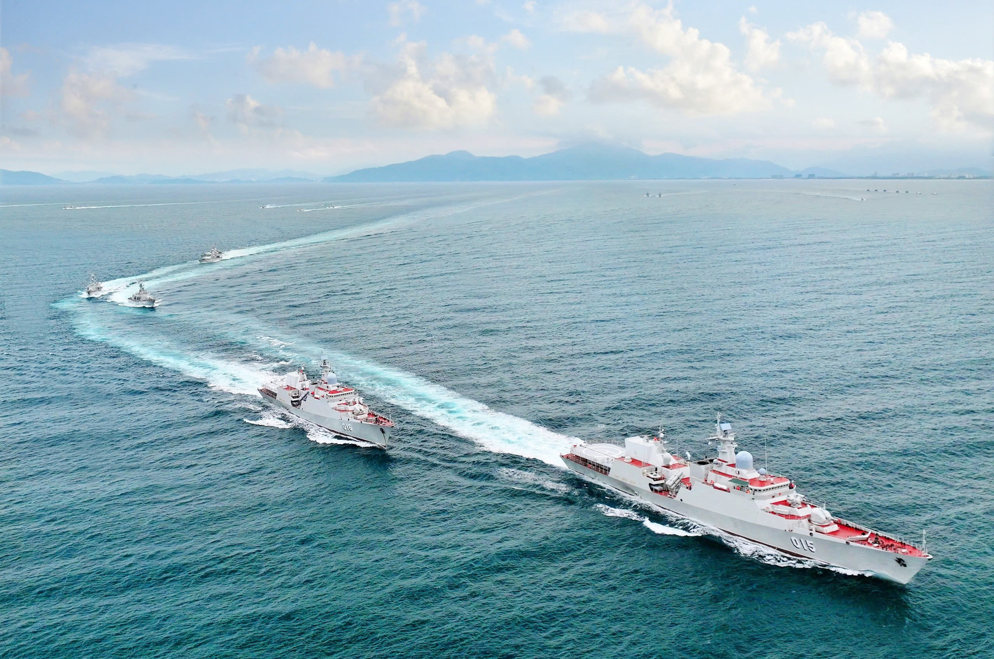 Hai tàu hộ vệ tên lửa hiện đại 015 - Trần Hưng Đạo và 016 - Quang Trung của Lữ đoàn 162 dẫn đầu các chiến hạm luyện tập vận động đội hình trên biển