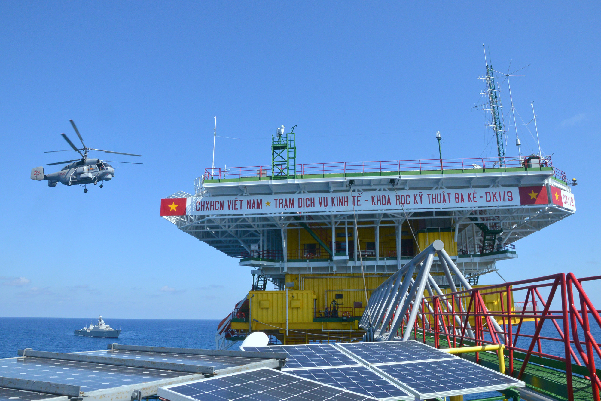 Huấn luyện bay cất hạ cánh tại nhà giàn DK1/19 trên thềm lục địa phía nam Tổ quốc