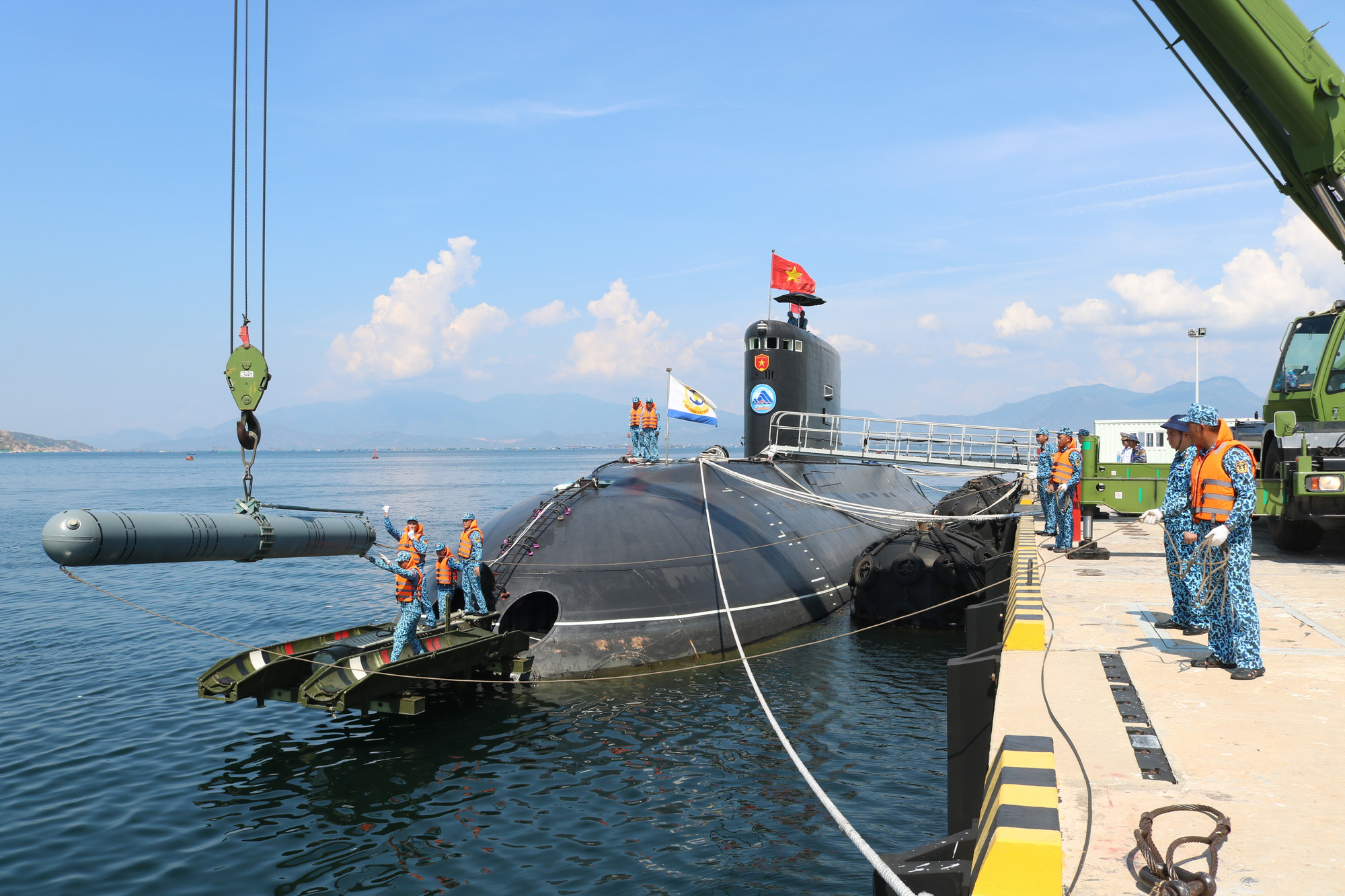 Cẩu tên lửa xuống tàu ngầm