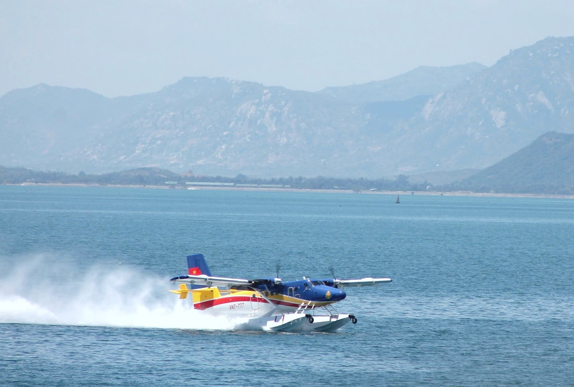 Thủy phi cơ DHC-6 cất hạ cánh trên mặt nước