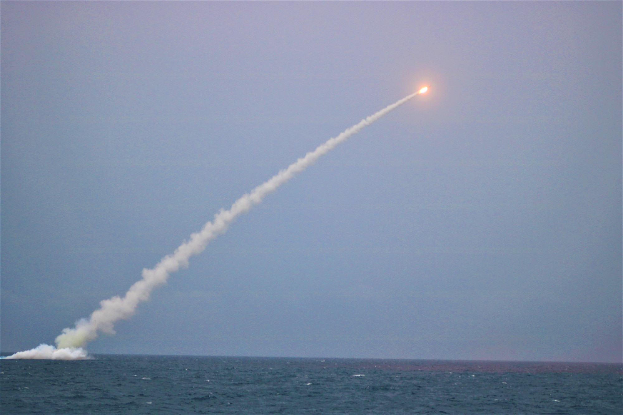 Tên lửa được phóng lên từ tàu ngầm trong một cuộc diễn tập