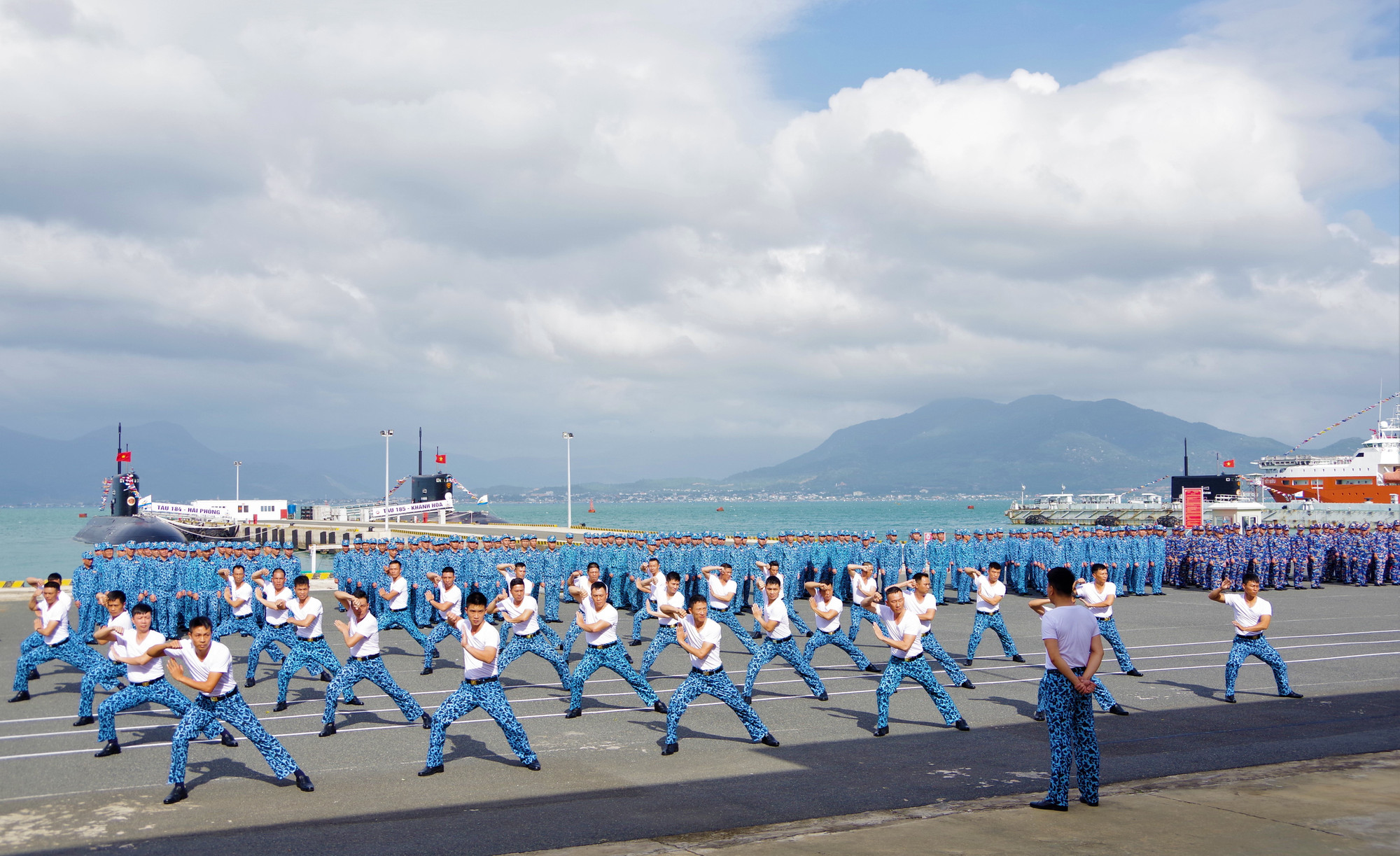 Thủy thủ Lữ đoàn Tàu ngầm 189 đồng diễn thể dục võ tay không