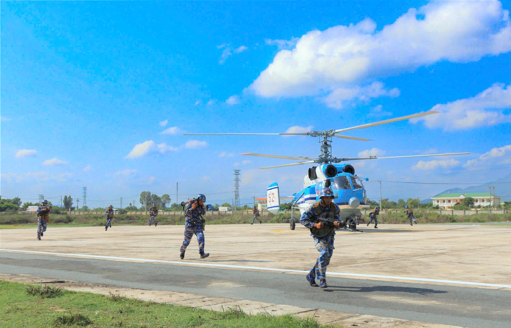 Trực thăng vận tải Ka-32 của Lữ đoàn 954 vận chuyển Hải quân đánh bộ trong huấn luyện hiệp đồng đổ bộ đường không, tháng 10/2024