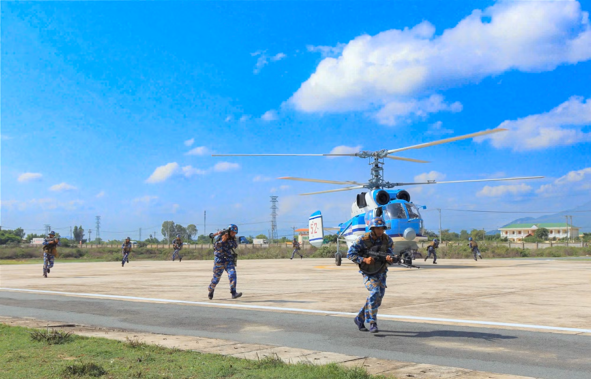 Trực thăng vận tải Ka-32 của Lữ đoàn 954 vận chuyển Hải quân đánh bộ trong huấn luyện hiệp đồng đổ bộ đường không, tháng 10/2024 Trực thăng vận tải Ka-32 của Lữ đoàn 954 vận chuyển Hải quân đánh bộ trong huấn luyện hiệp đồng đổ bộ đường không, tháng 10/2024