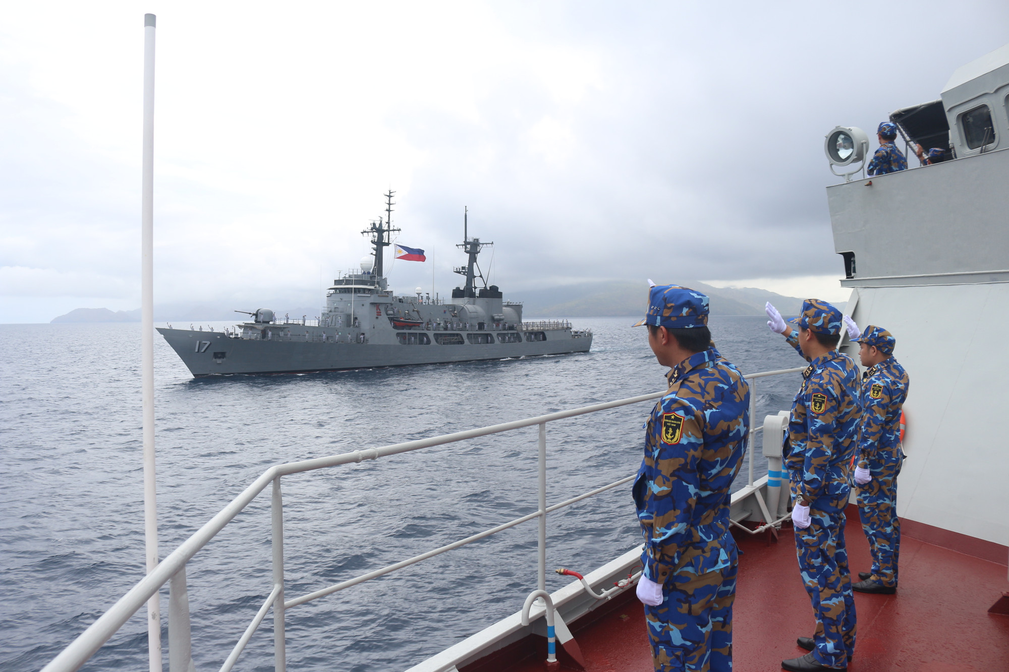 Lữ đoàn 162 luyện tập chung trên biển với Hải quân Philippines