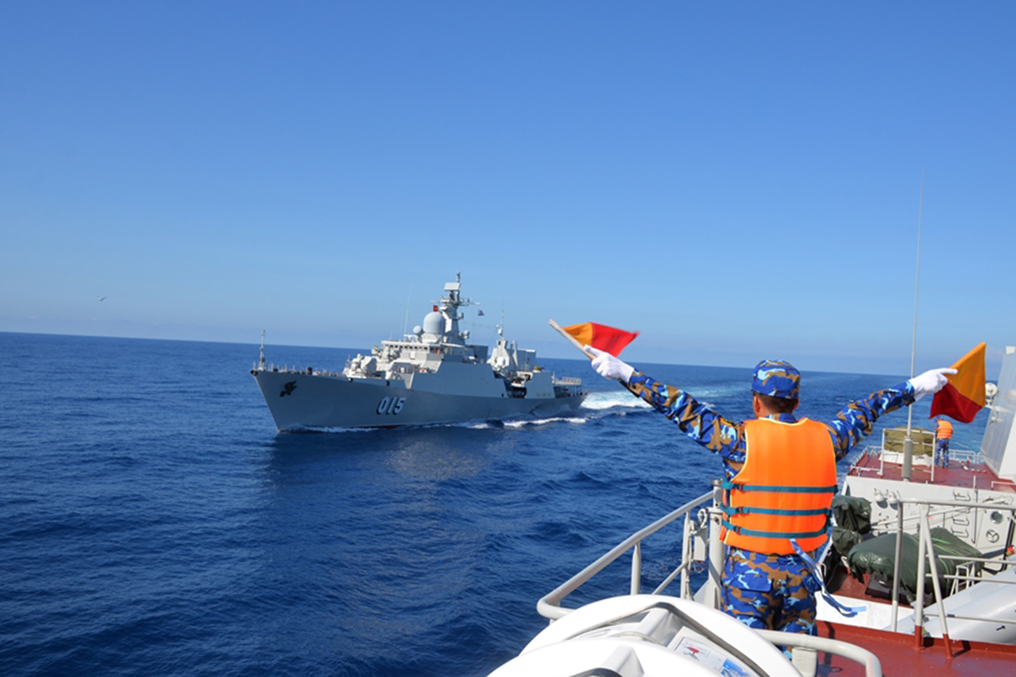 Cán bộ, chiến sĩ Lữ đoàn 162 luyện tập thông tin tín hiệu cờ tay trên biển