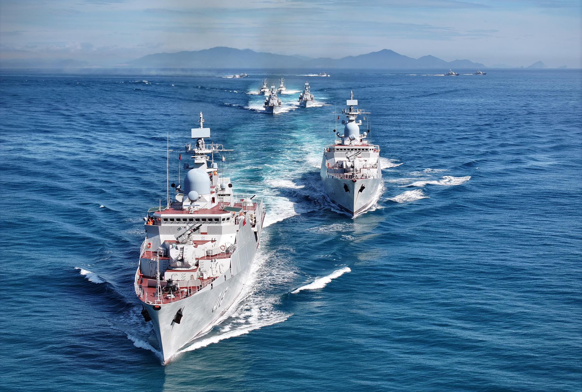 Hai tàu hộ vệ tên lửa hiện đại 015 - Trần Hưng Đạo và 016 - Quang Trung của Lữ đoàn 162 dẫn đầu các chiến hạm luyện tập vận động đội hình trên biển