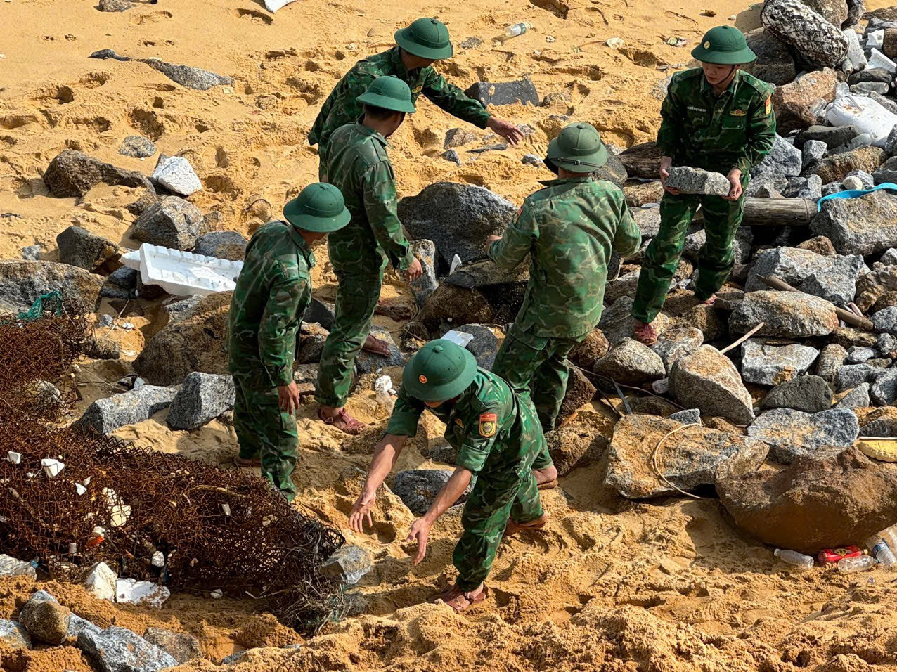 Cán bộ chiến sĩ biên phòng nỗ lực hạn chế sạt lở, triều cường.