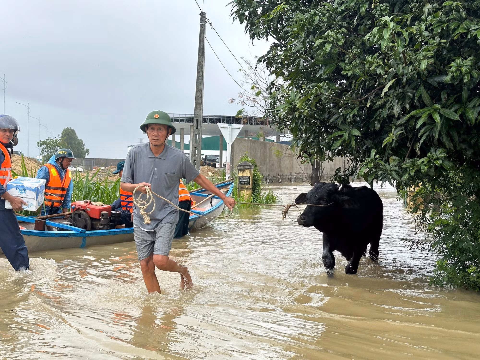 Người dân đưa tài sản lên cao.