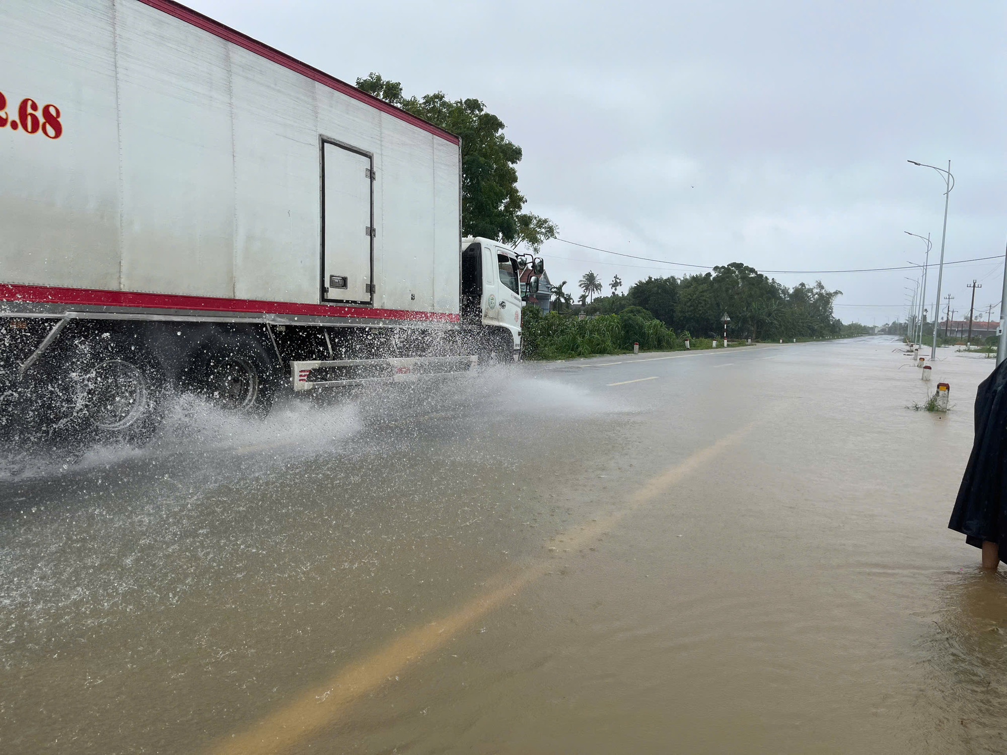 Nước trên sông Trà Câu dâng cao tràn qua Quốc lộ 1A. Nước trên sông Trà Câu dâng cao tràn qua Quốc lộ 1A.