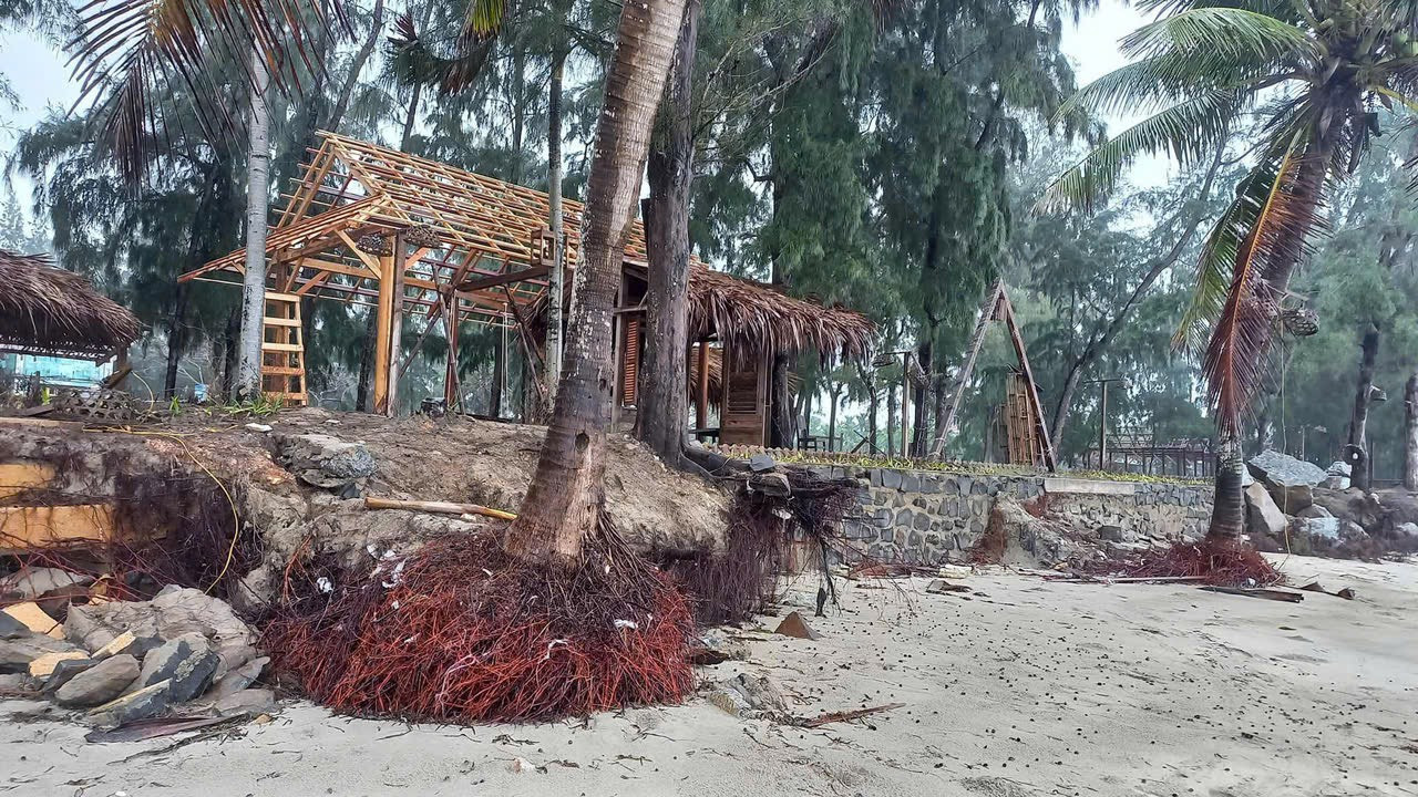 Sạt lở tại bãi biển Mỹ Khê (xã Tịnh Khê, TP. Quảng Ngãi).