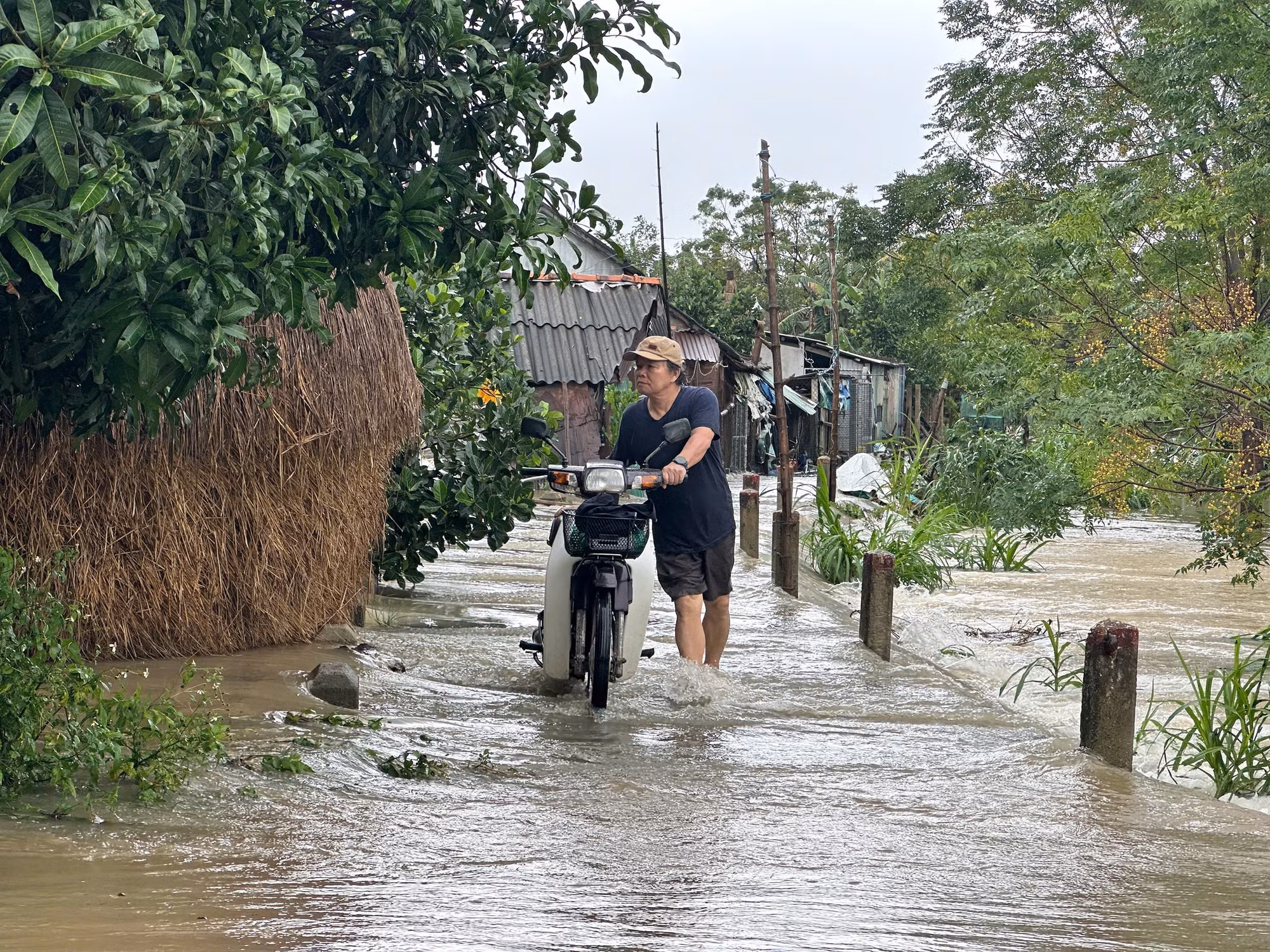 Người dân đưa tài sản lên cao.