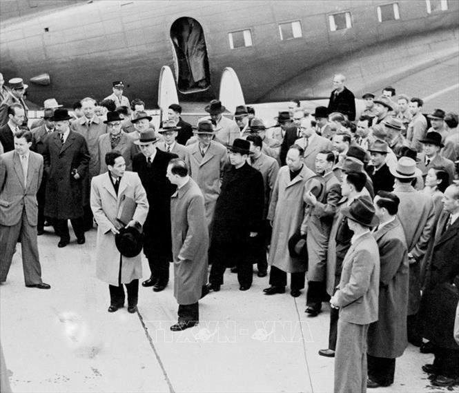 Ngày 4/5/1954, Phái đoàn ngoại giao Việt Nam Dân chủ Cộng hòa, do Phó Thủ tướng Phạm Văn Đồng làm Trưởng đoàn, đến Geneva (Thụy Sĩ) tham dự Hội nghị Geneva về Đông Dương, sau những diễn biến tích cực cho chiến thắng của quân đội Việt Nam tại chiến dịch Điện Biên Phủ. Ngày 8/5/1954, tin về kết quả Chiến dịch Điện Biên Phủ được truyền đến Geneva. Sáng sớm 8/5/1954, vấn đề Đông Dương chính thức được đưa lên bàn đàm phán. Ảnh: Tư liệu TTXVN